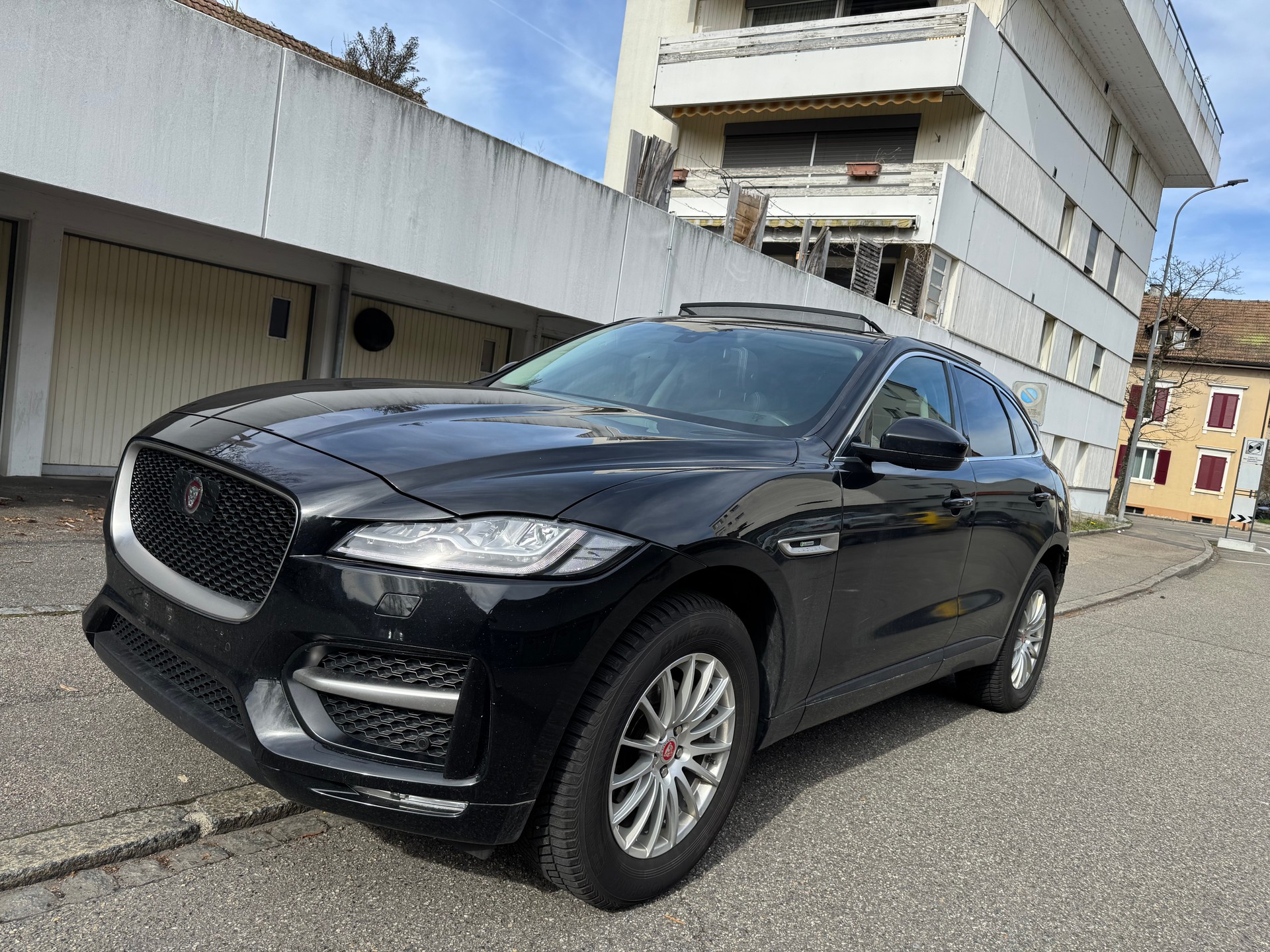 JAGUAR F-Pace 25t 2.0 R-Sport AWD Automatik-image-3