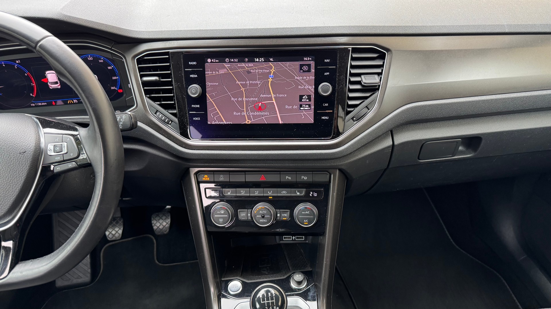 VW T-Roc 1.0 TSI Advance-image-11