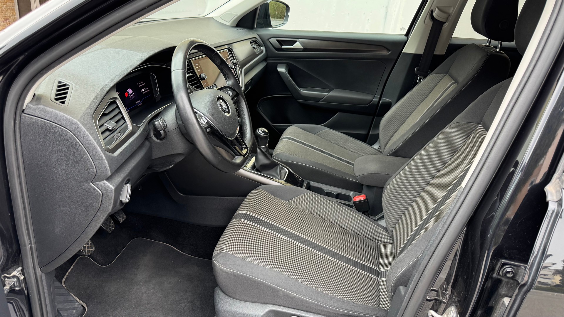 VW T-Roc 1.0 TSI Advance-image-6