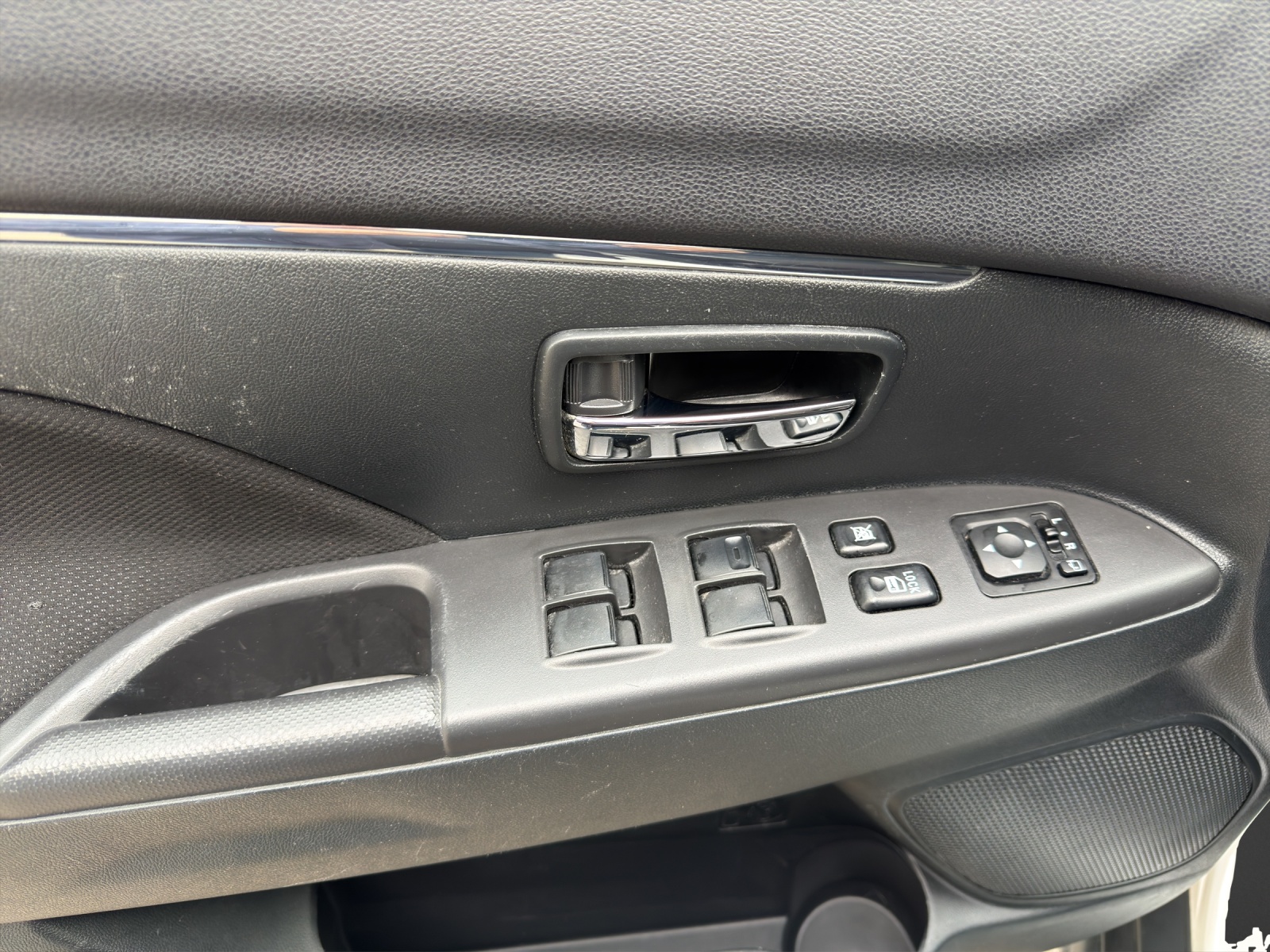 PEUGEOT 4008 1.6 HDi Active 4WD-image-9