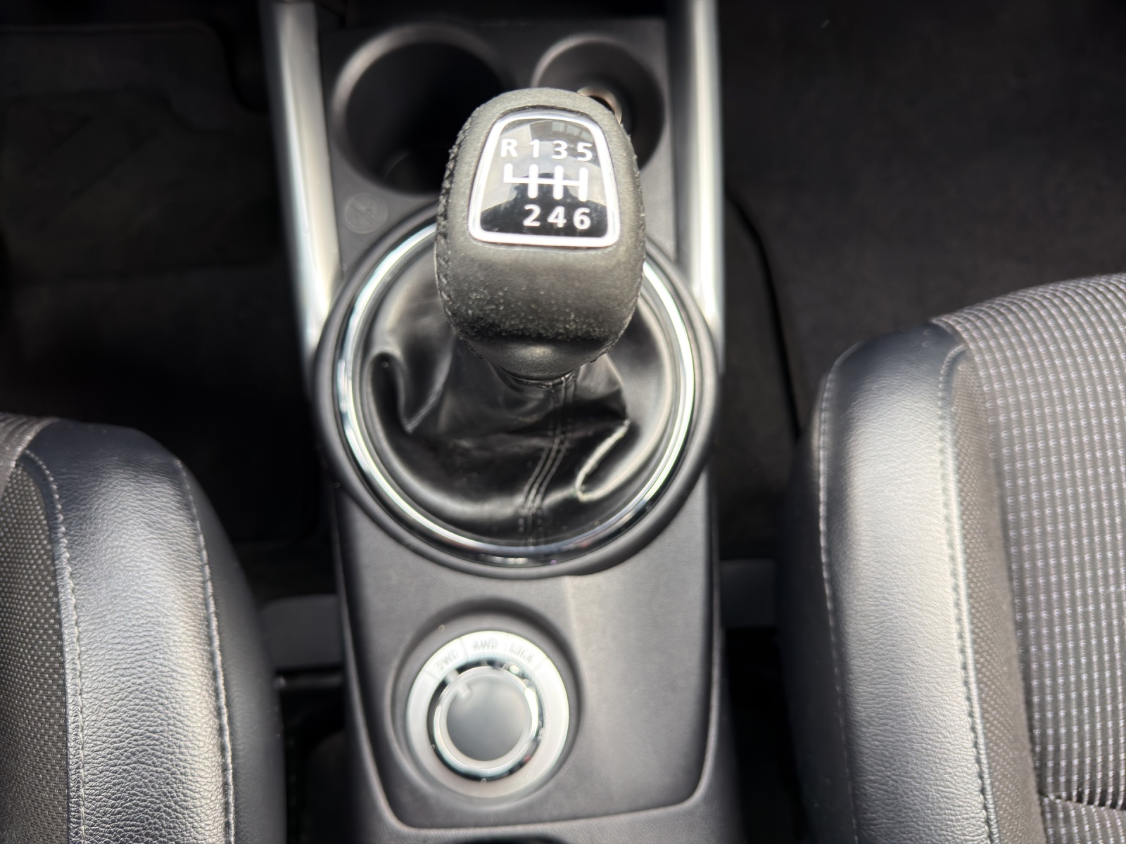 PEUGEOT 4008 1.6 HDi Active 4WD-image-22