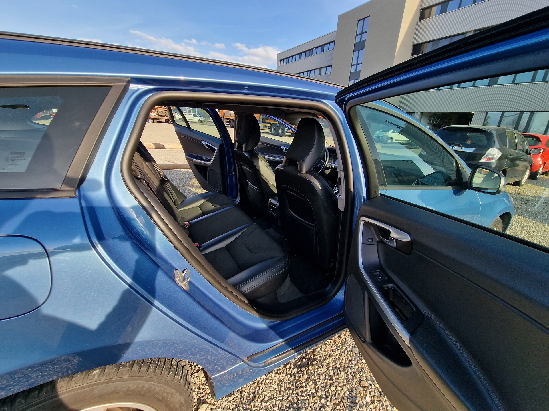 VOLVO V60 D4 Geartronic-image-11