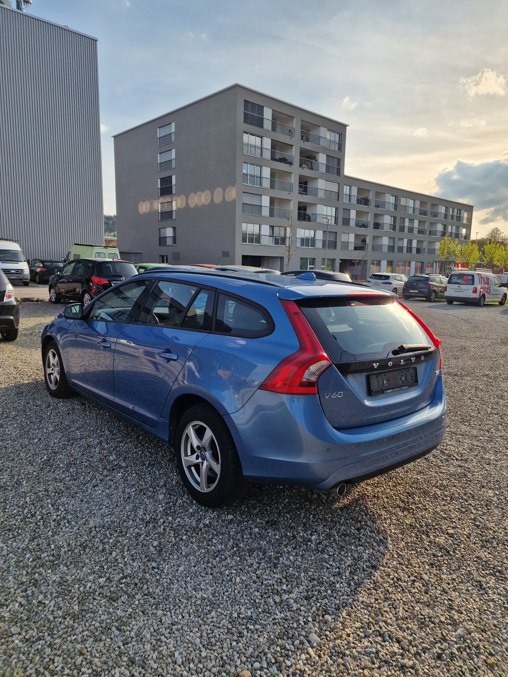 VOLVO V60 D4 Geartronic-image-4