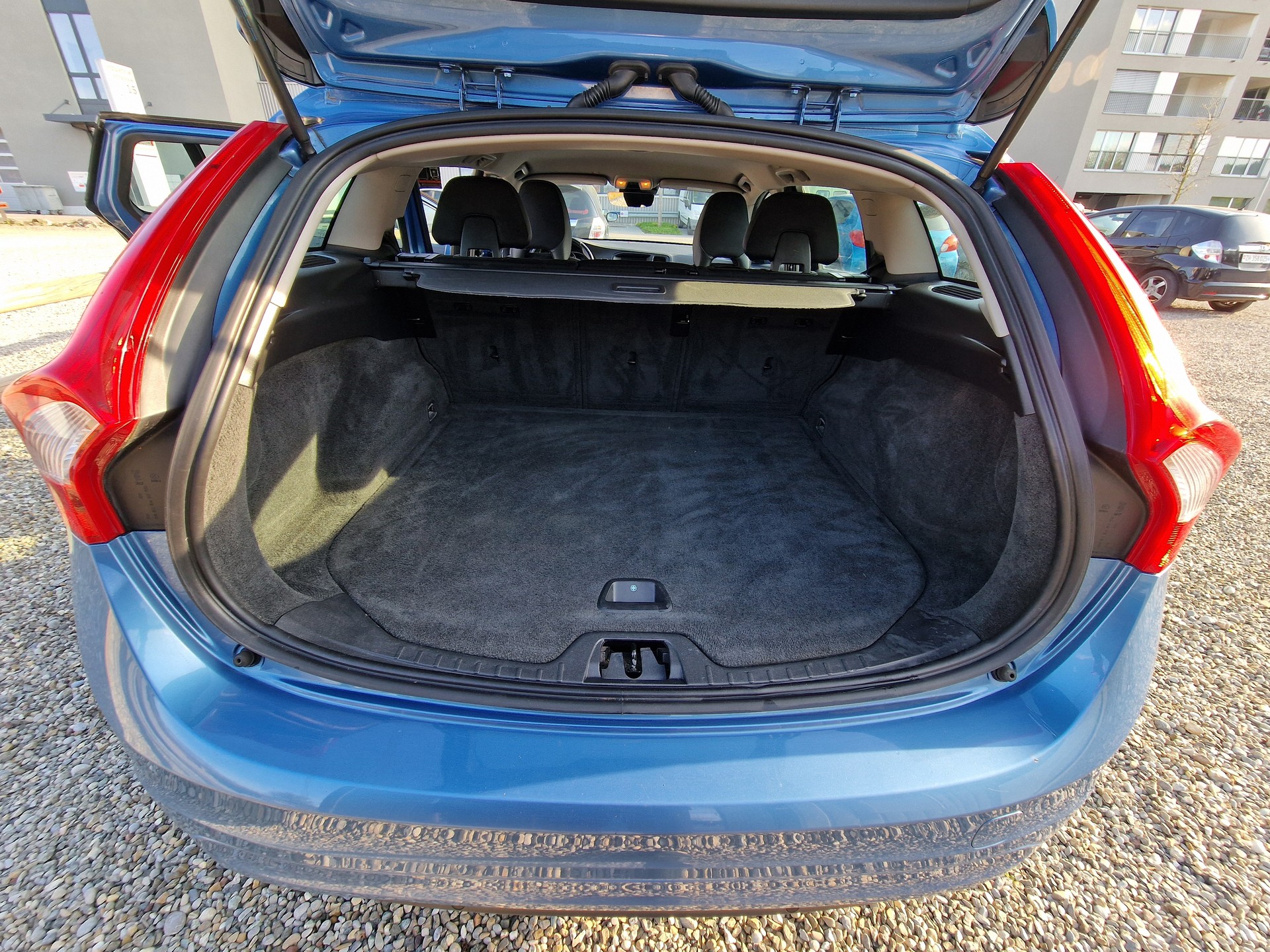 VOLVO V60 D4 Geartronic-image-10