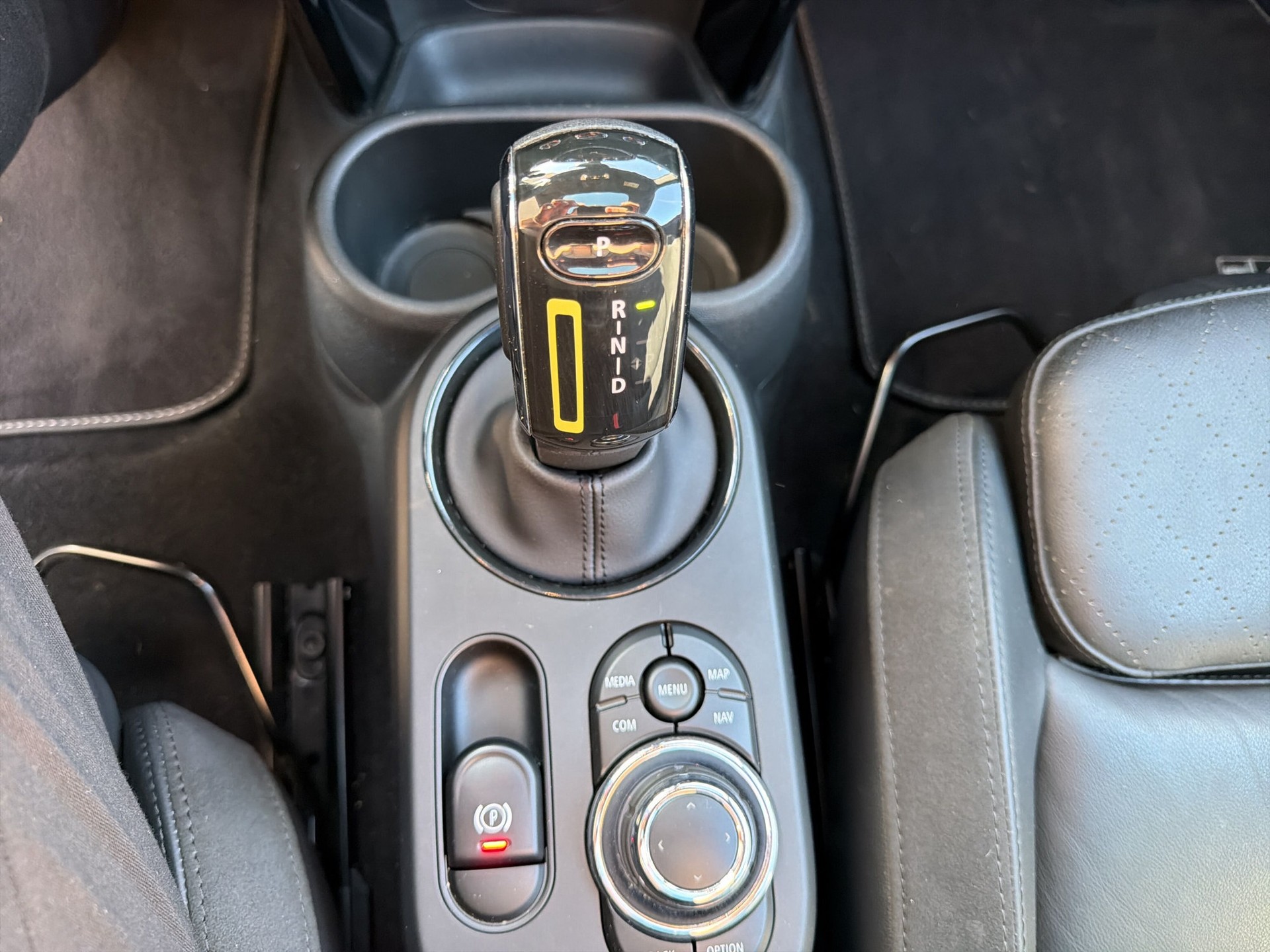 MINI Cooper SE Mosaert Edition-image-12