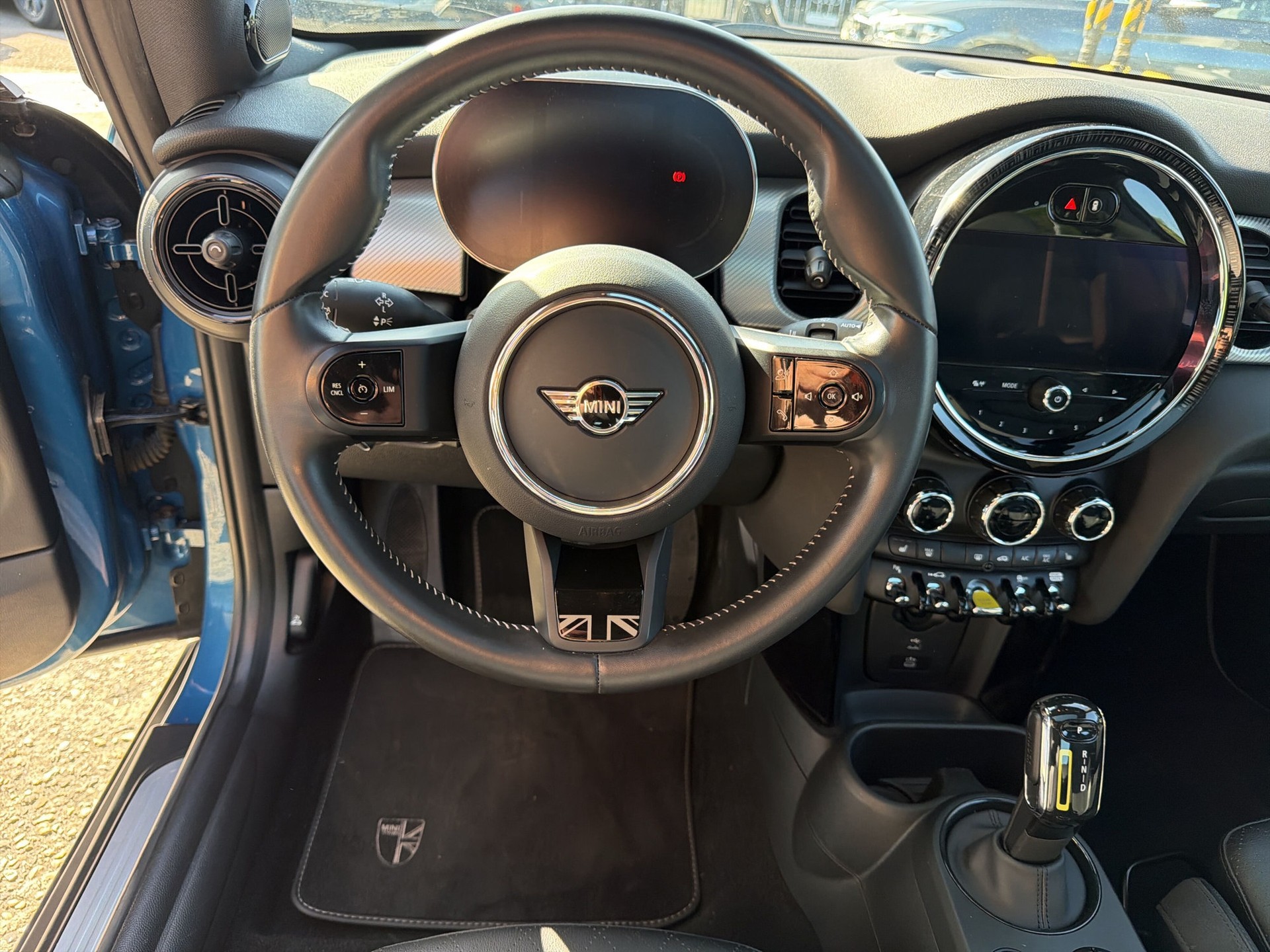 MINI Cooper SE Mosaert Edition-image-11