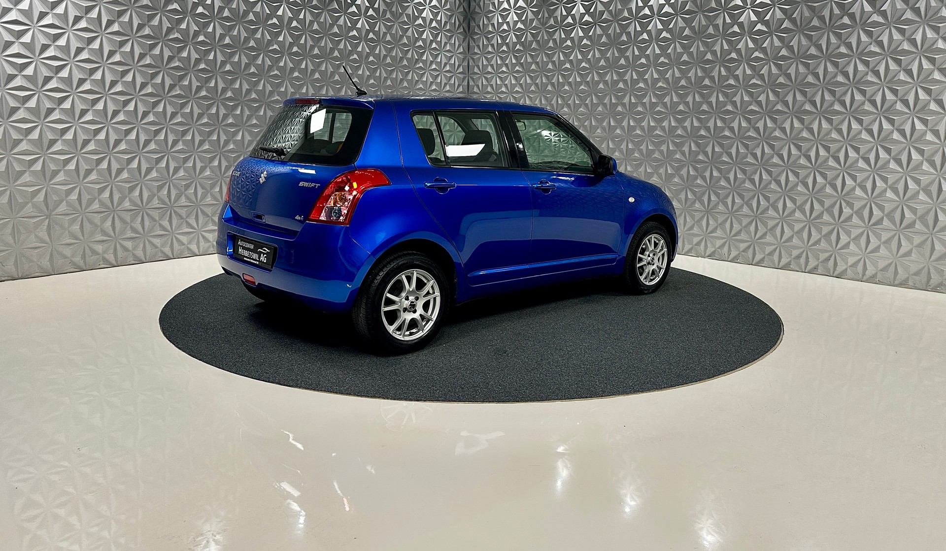 SUZUKI Swift 1.3i 16V GL Top Piz Sulai LE 4x4-image-4