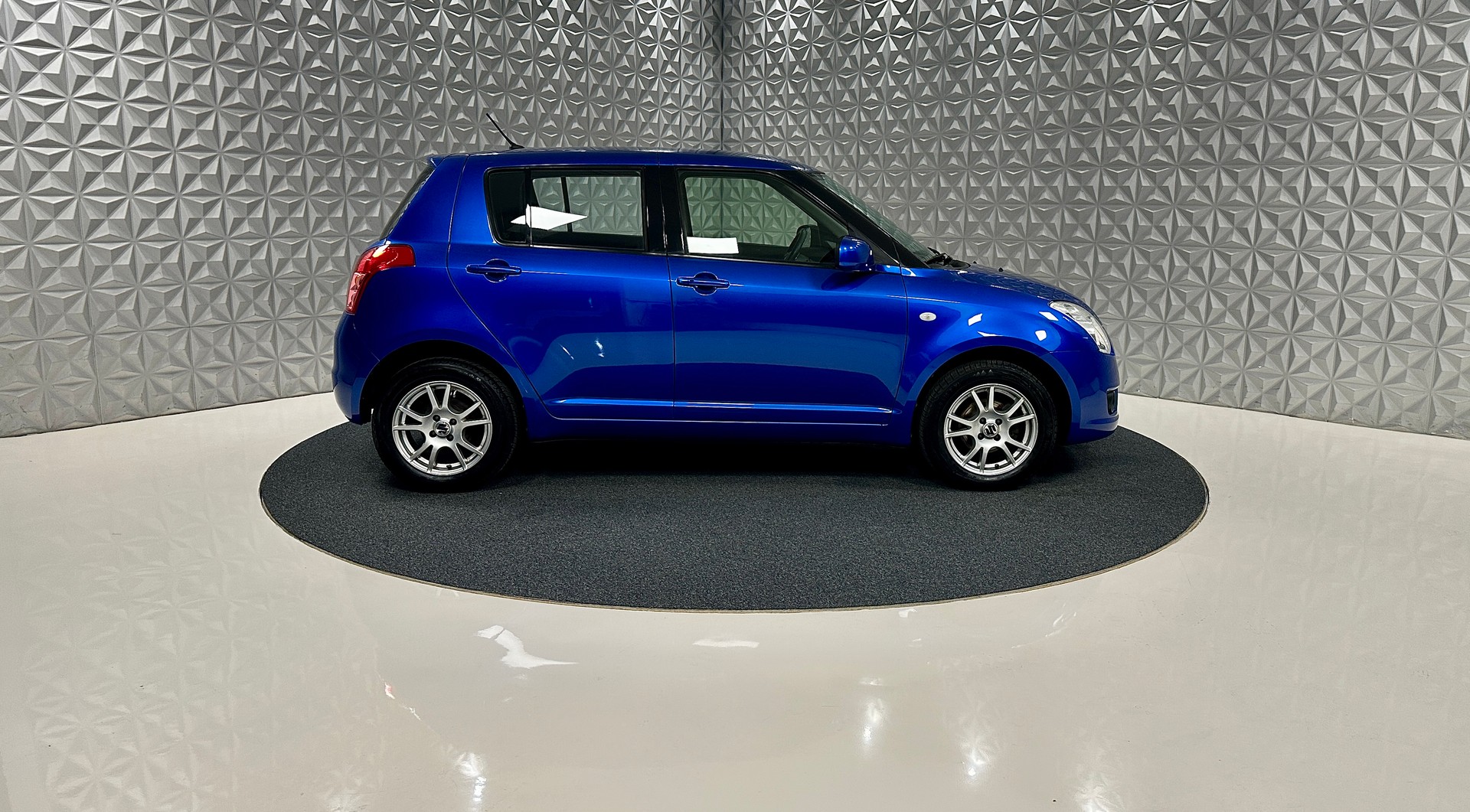 SUZUKI Swift 1.3i 16V GL Top Piz Sulai LE 4x4-showroom-element-3