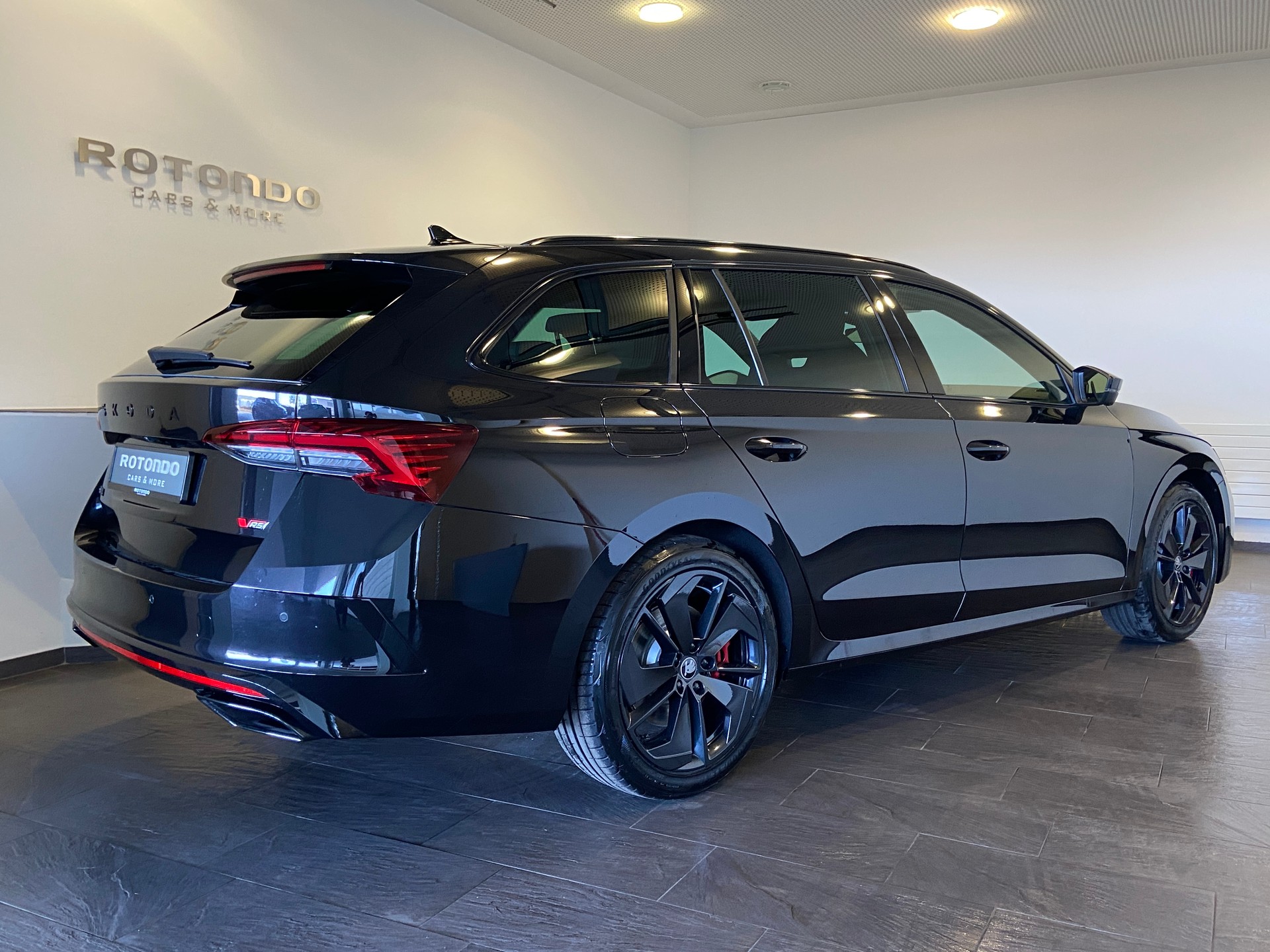 SKODA Octavia Combi 2.0 TSI DSG RS-image-1