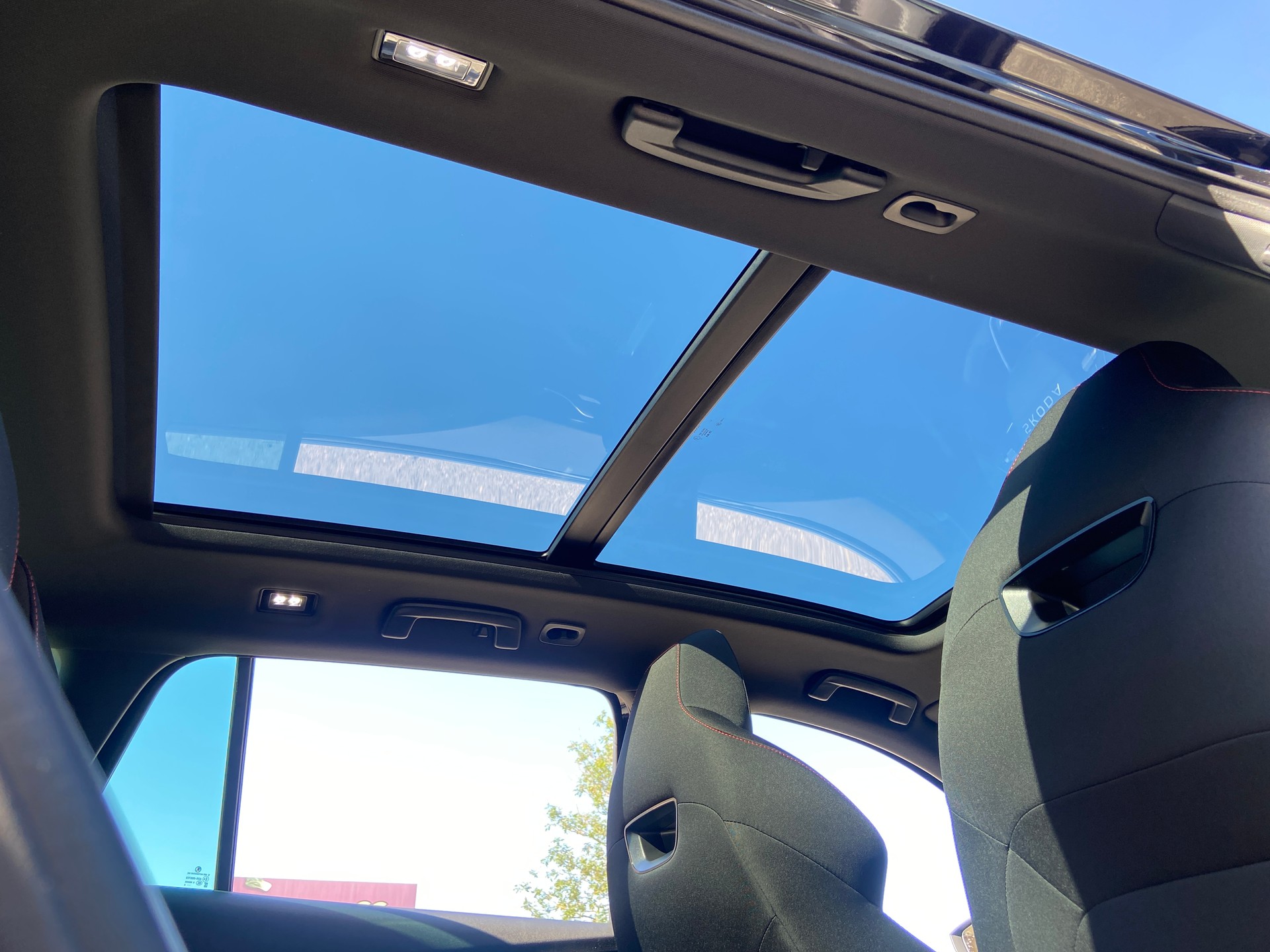 SKODA Octavia Combi 2.0 TSI DSG RS-image-5