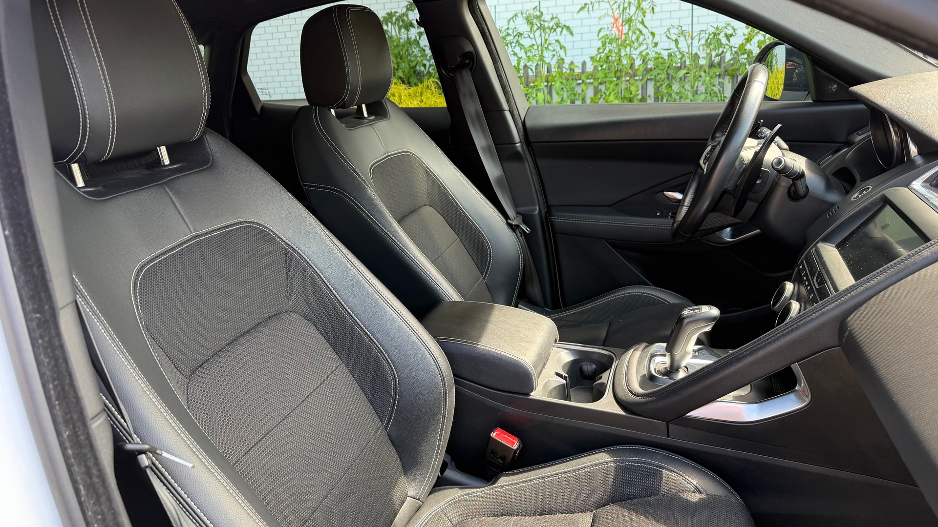 JAGUAR E-Pace 2.0d D150 R-Dynamic AWD Automatik-image-5