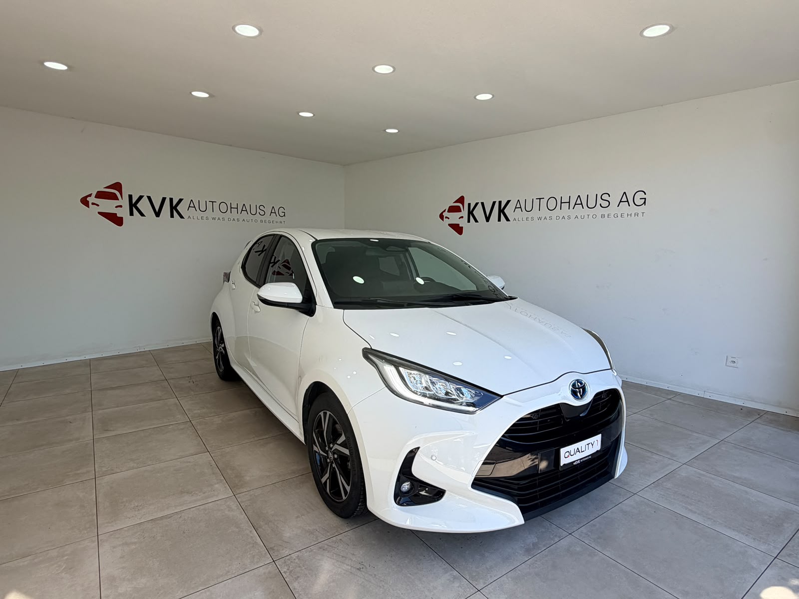 TOYOTA Yaris 1.5 Trend e-CVT-showroom-element-2
