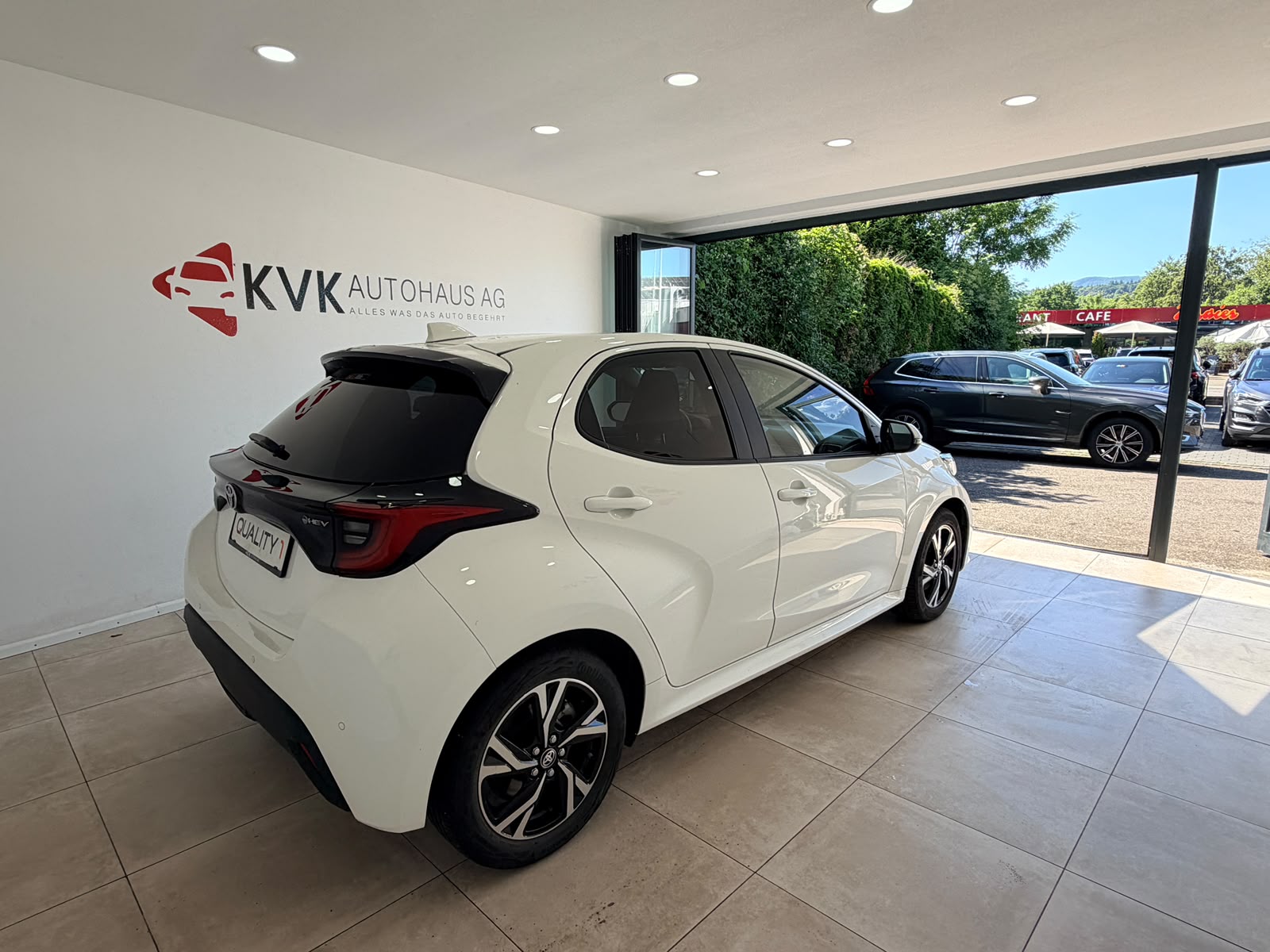 TOYOTA Yaris 1.5 Trend e-CVT-showroom-element-3