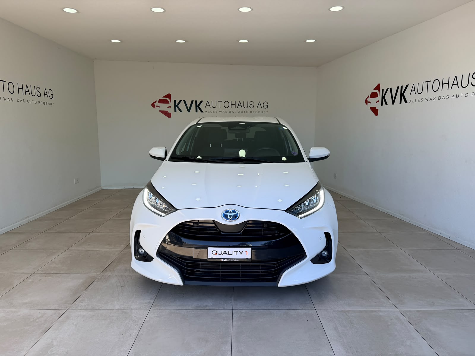 TOYOTA Yaris 1.5 Trend e-CVT-showroom-element-1