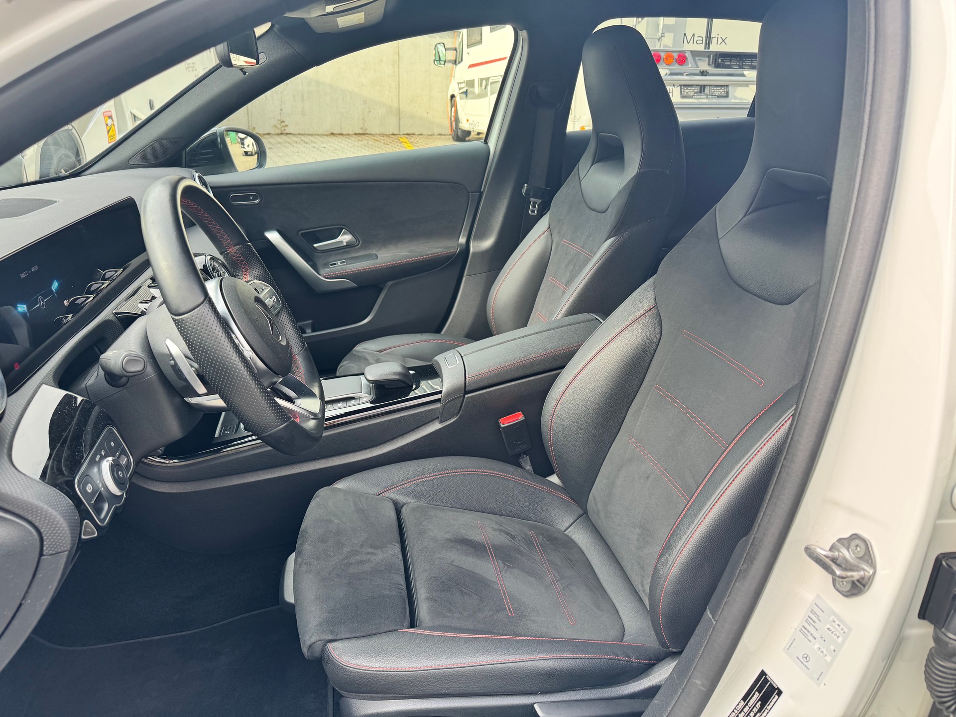 MERCEDES-BENZ A 250e AMG Line 8G-DCT-image-9