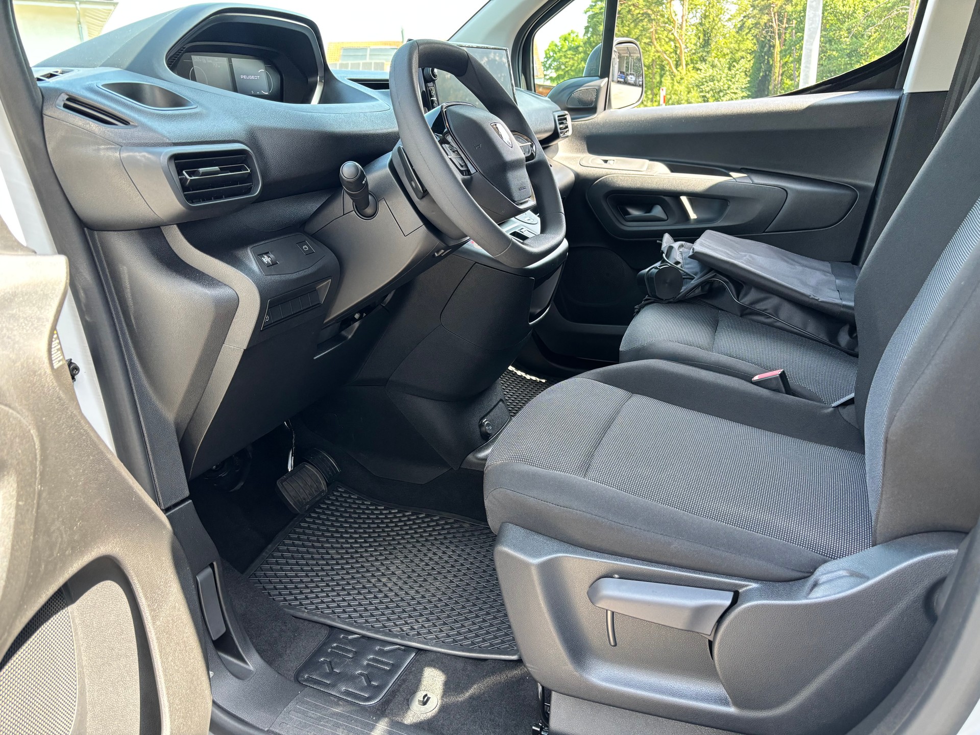 PEUGEOT e-Partner 50kWh Premium Standard 800Kg-image-11
