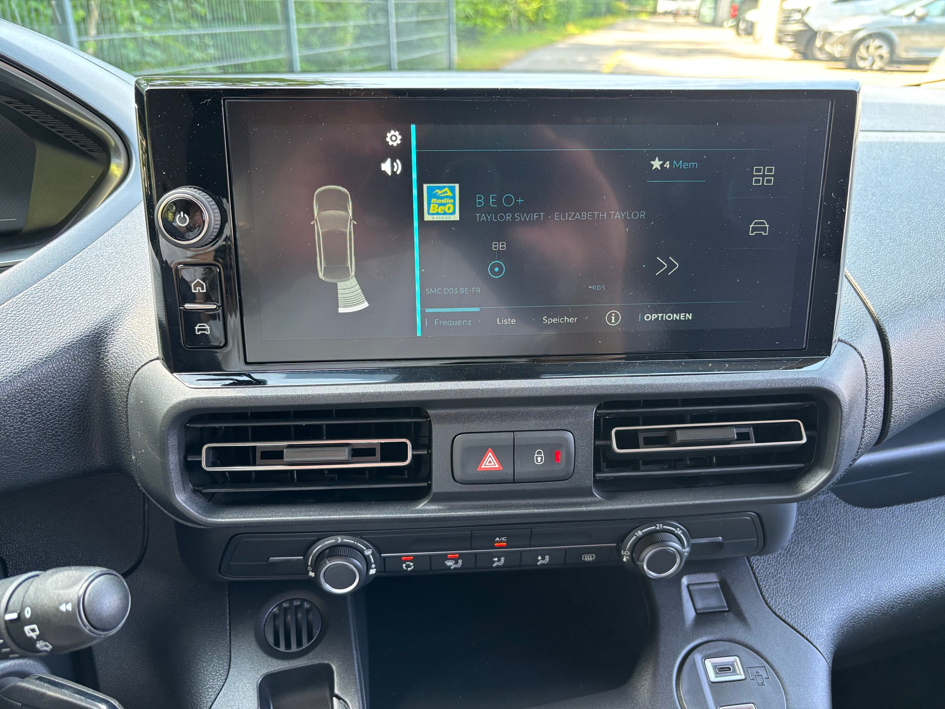 PEUGEOT e-Partner 50kWh Premium Standard 800Kg-image-13