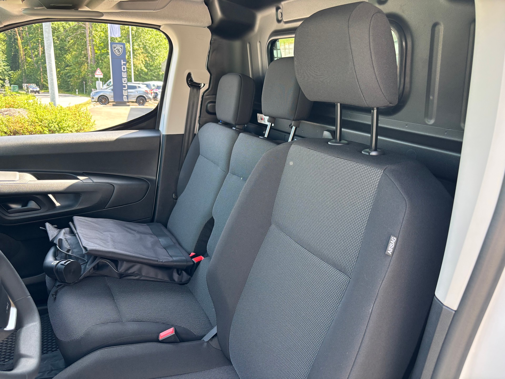 PEUGEOT e-Partner 50kWh Premium Standard 800Kg-image-10