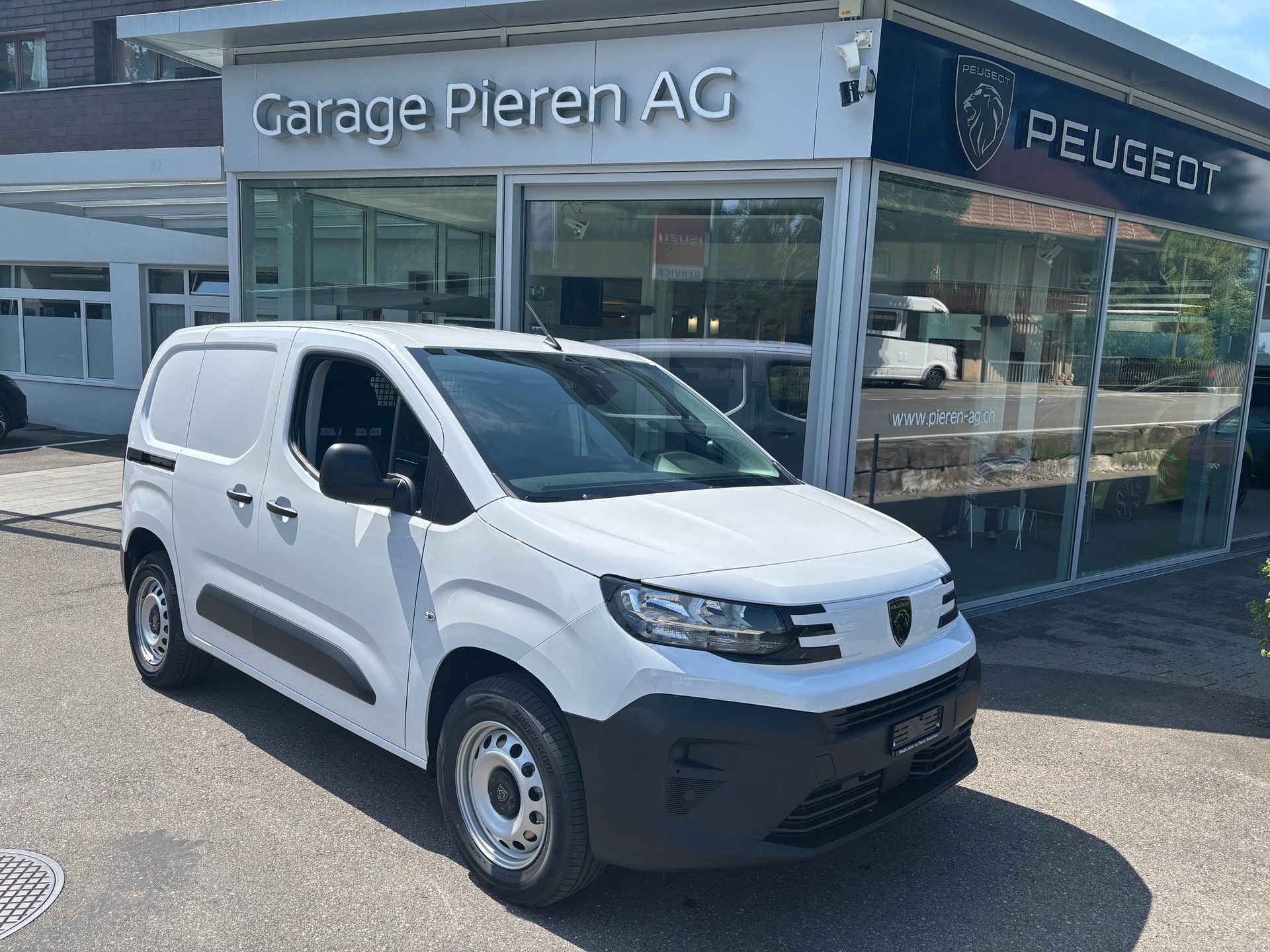 PEUGEOT e-Partner 50kWh Premium Standard 800Kg-image-0