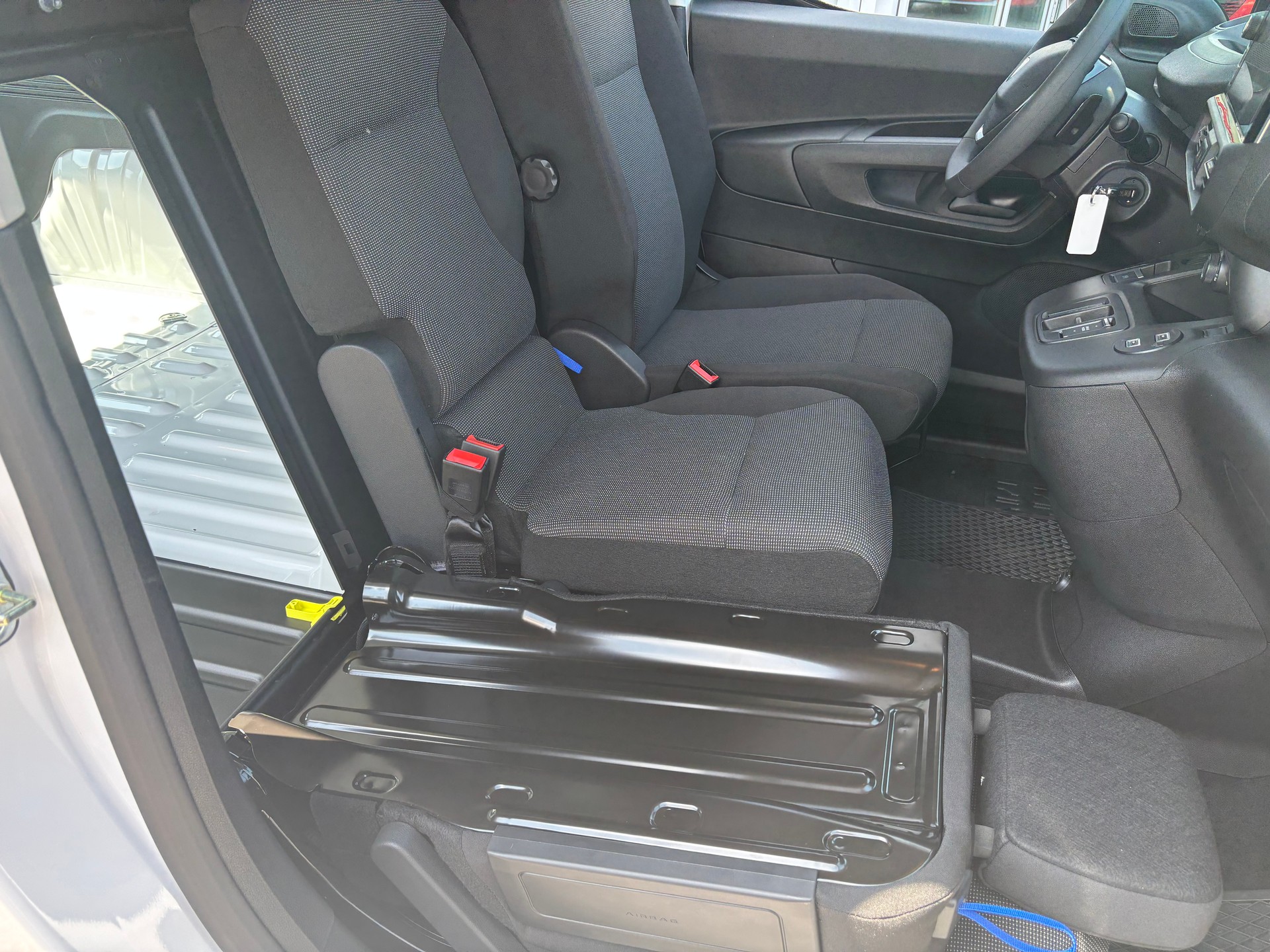 PEUGEOT e-Partner 50kWh Premium Standard 800Kg-image-8