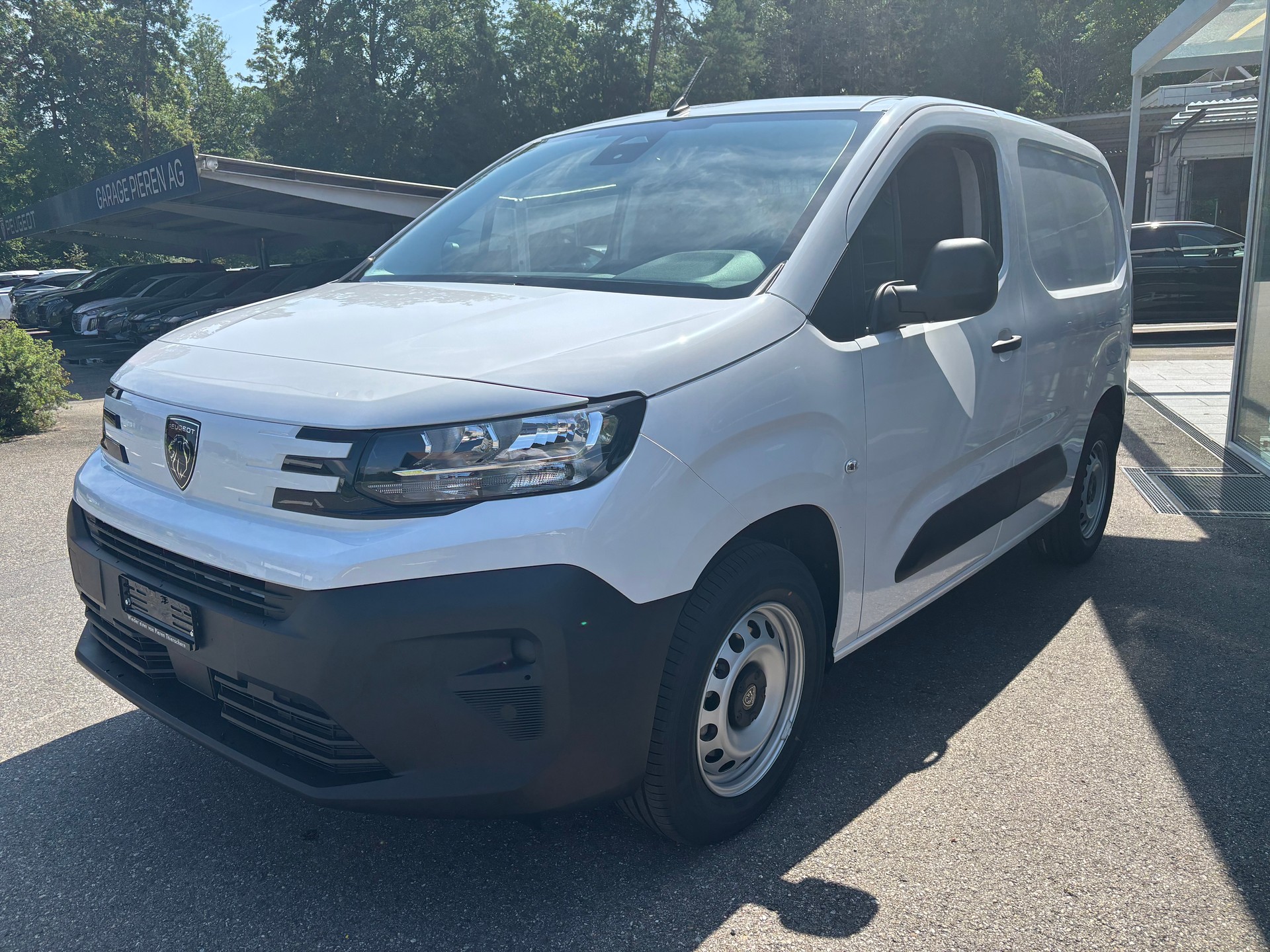 PEUGEOT e-Partner 50kWh Premium Standard 800Kg-image-1