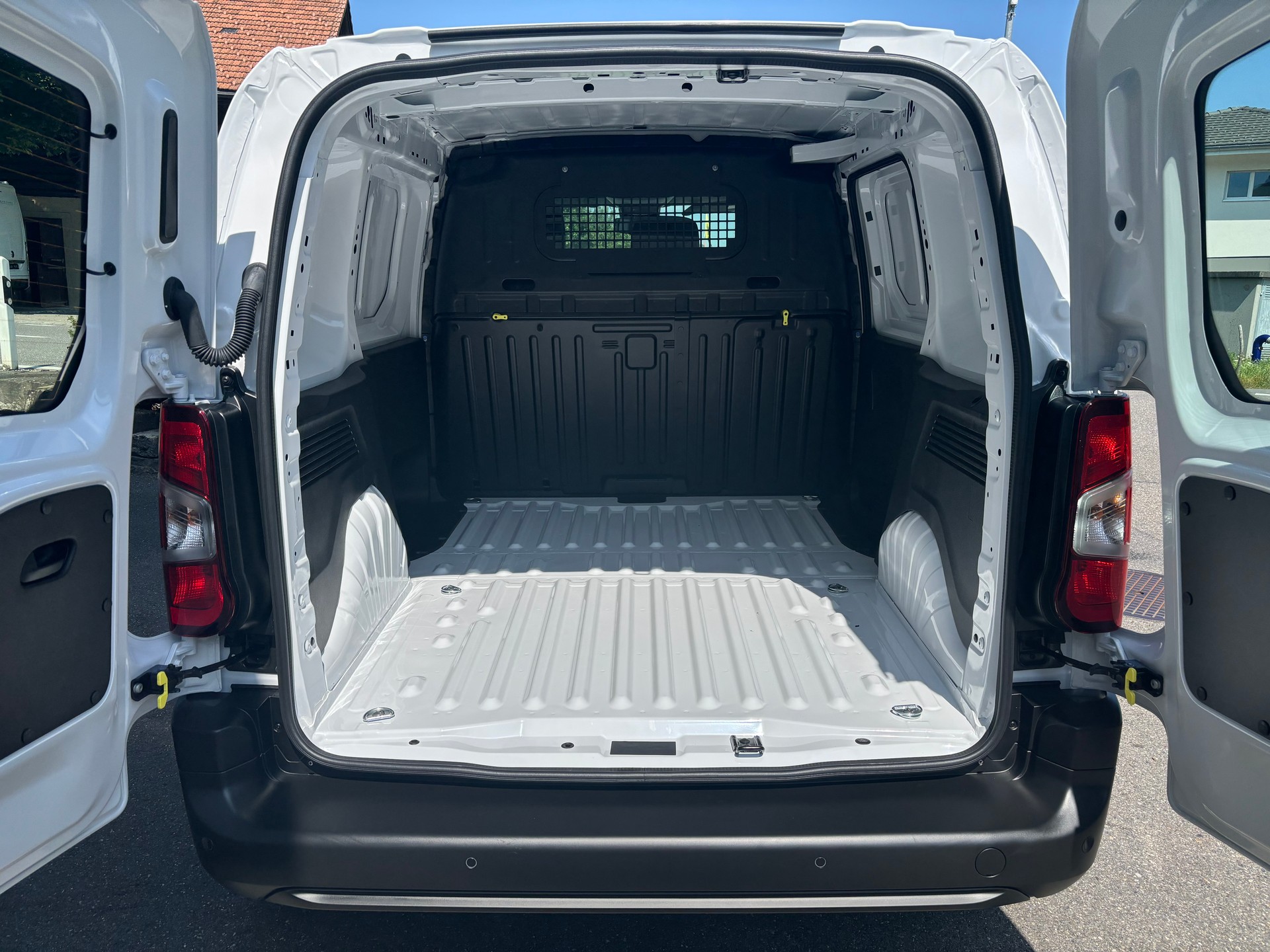 PEUGEOT e-Partner 50kWh Premium Standard 800Kg-image-4