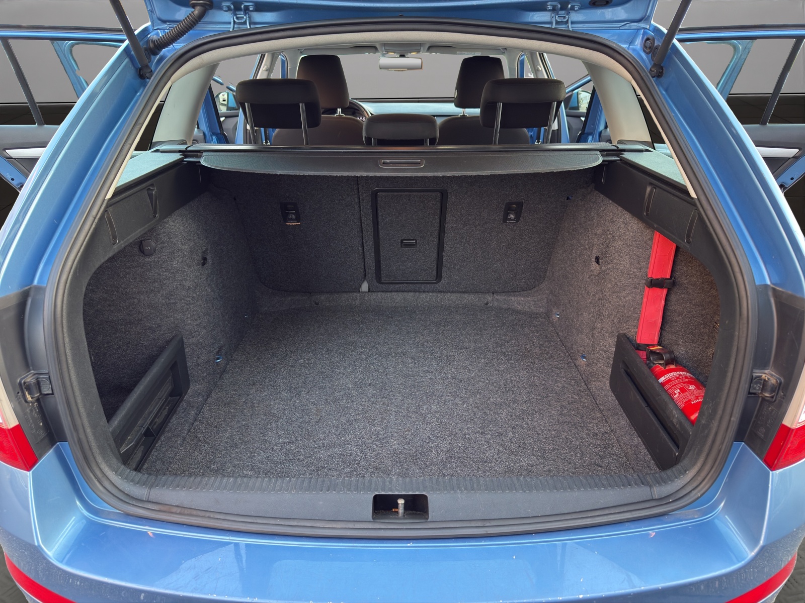 SKODA Octavia Combi 1.6 TDI Elegance 4x4-image-18