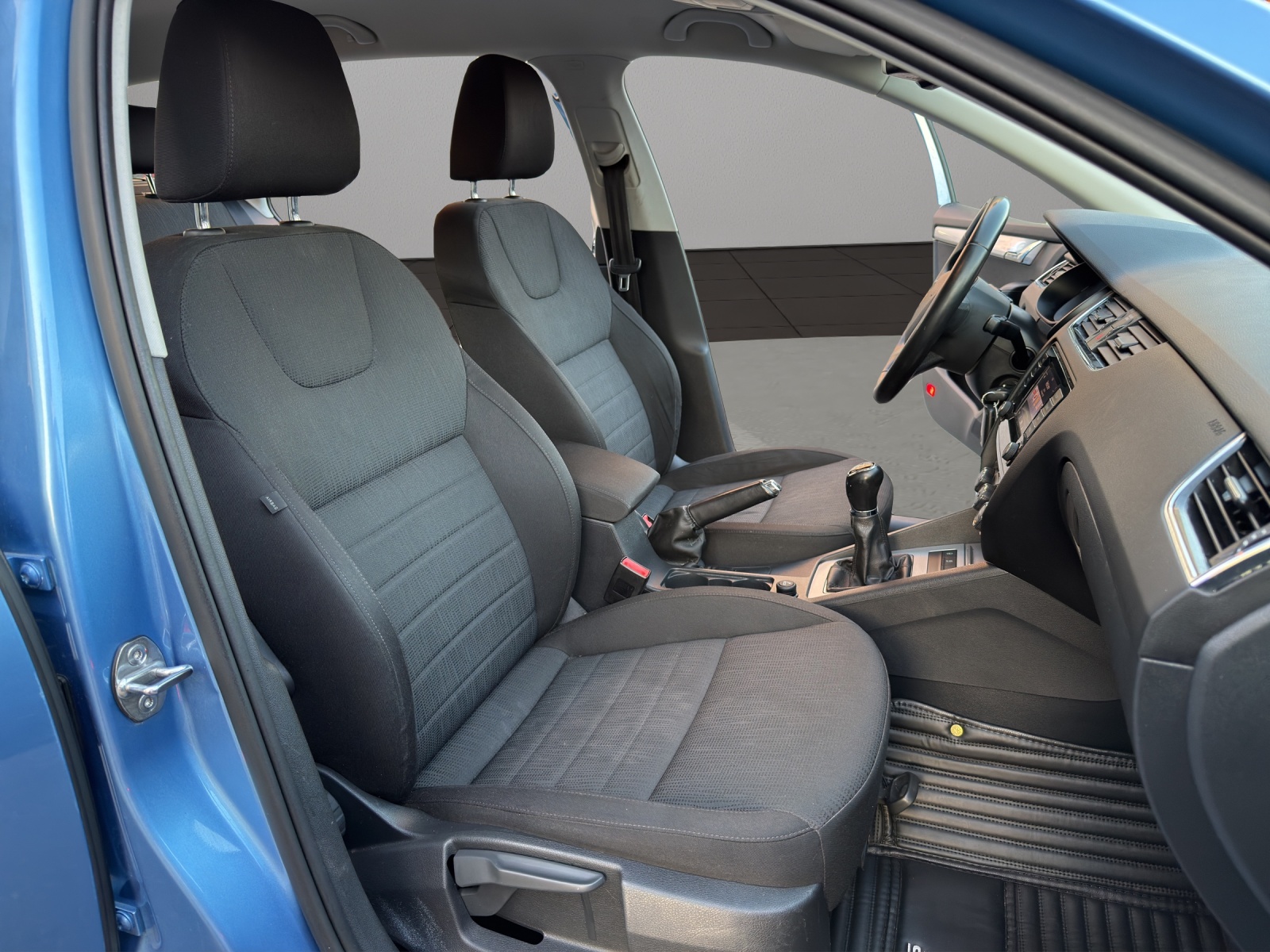 SKODA Octavia Combi 1.6 TDI Elegance 4x4-image-16