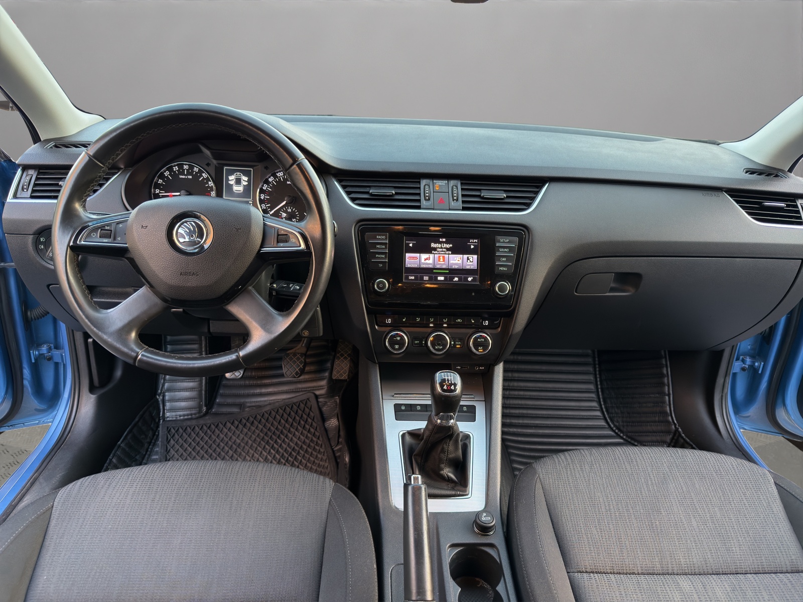 SKODA Octavia Combi 1.6 TDI Elegance 4x4-image-13