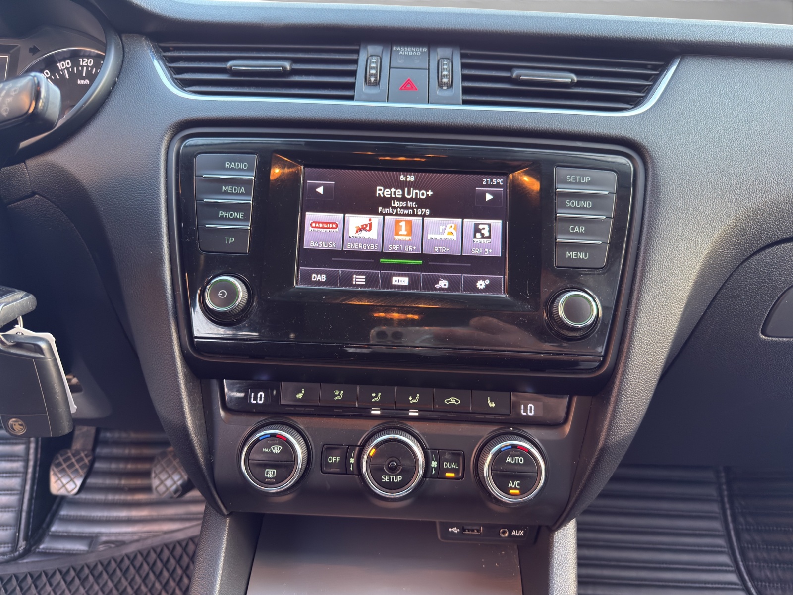 SKODA Octavia Combi 1.6 TDI Elegance 4x4-image-14