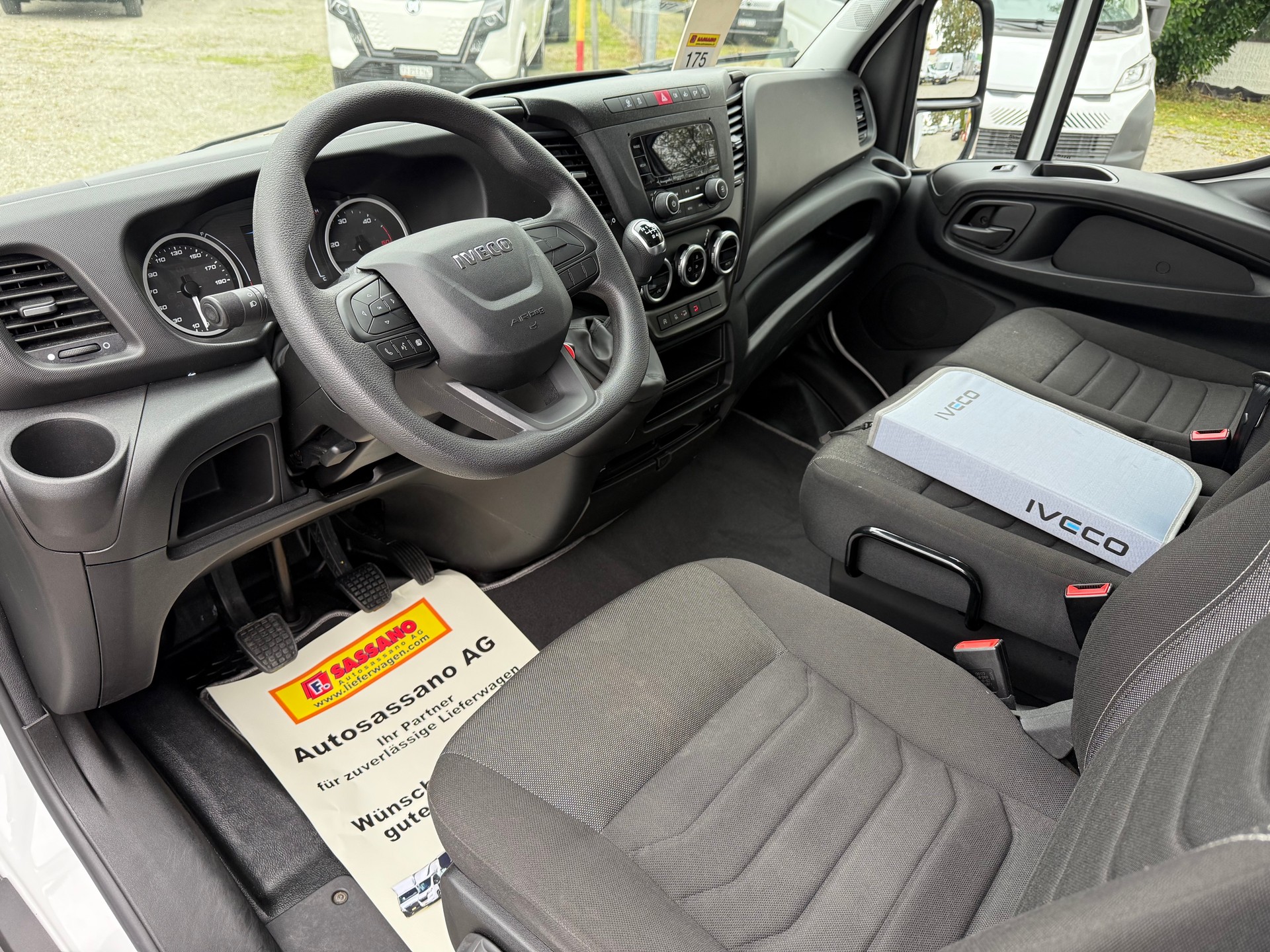 IVECO Daily 35 C 16 Koffer mit Hebebühne-image-5