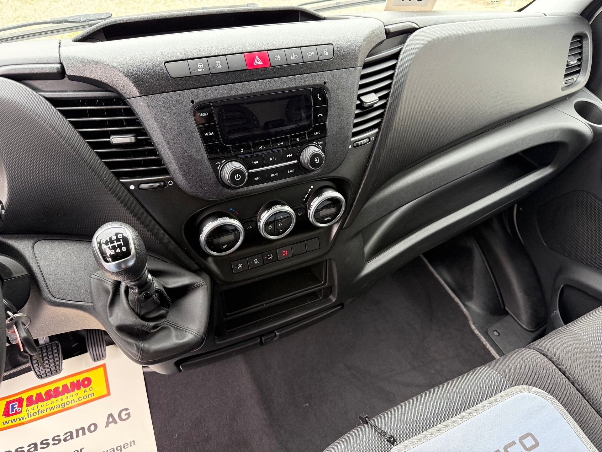 IVECO Daily 35 C 16 Koffer mit Hebebühne-image-7