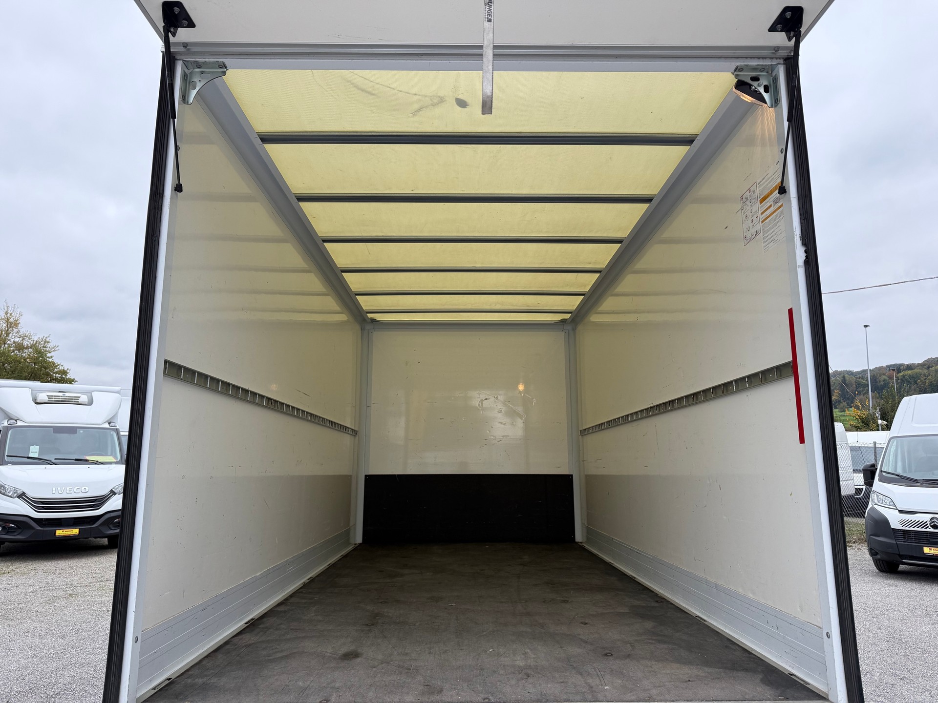 IVECO Daily 35 C 16 Koffer mit Hebebühne-image-4