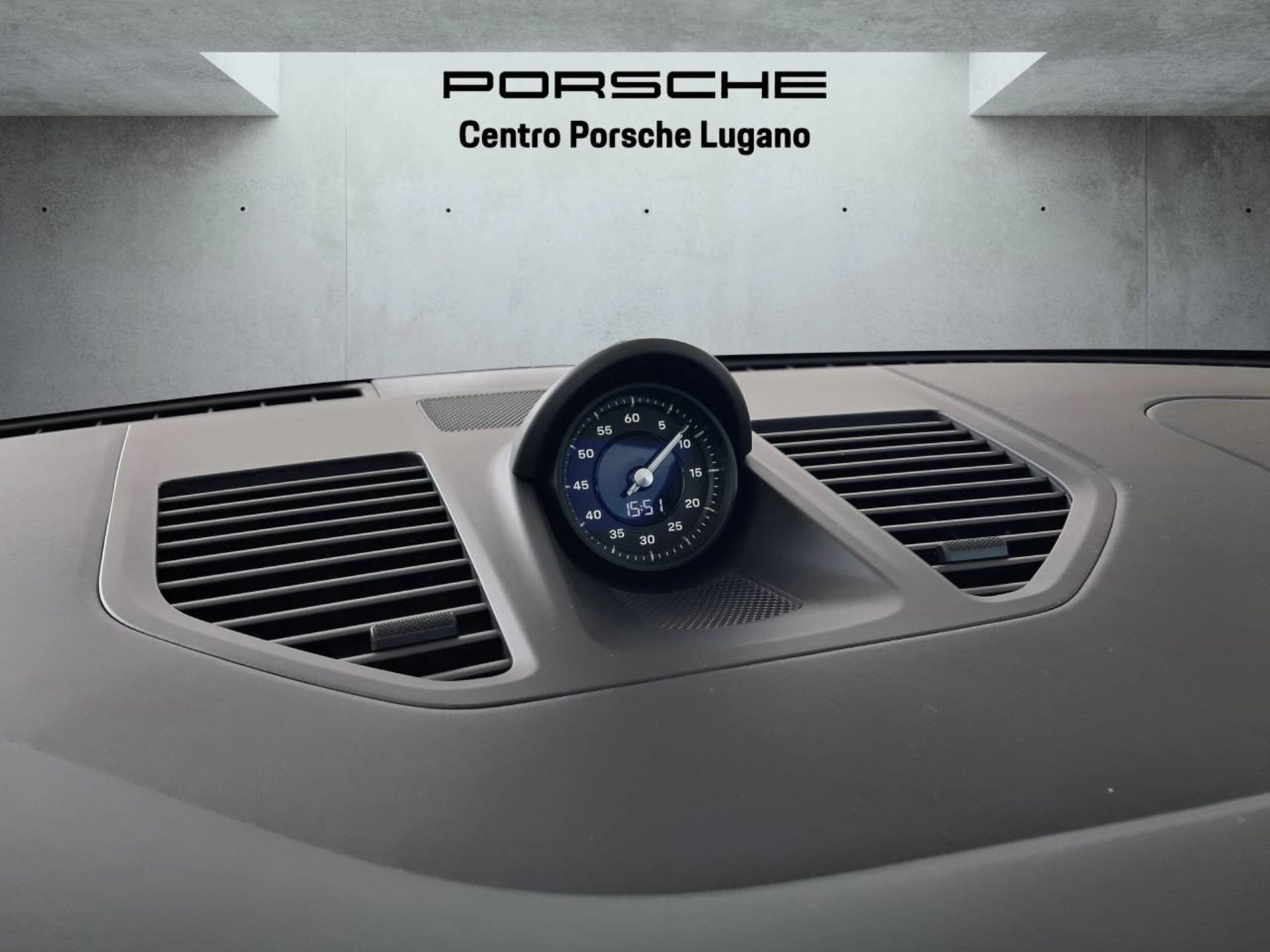 PORSCHE 911 Carrera 4 GTS-image-24