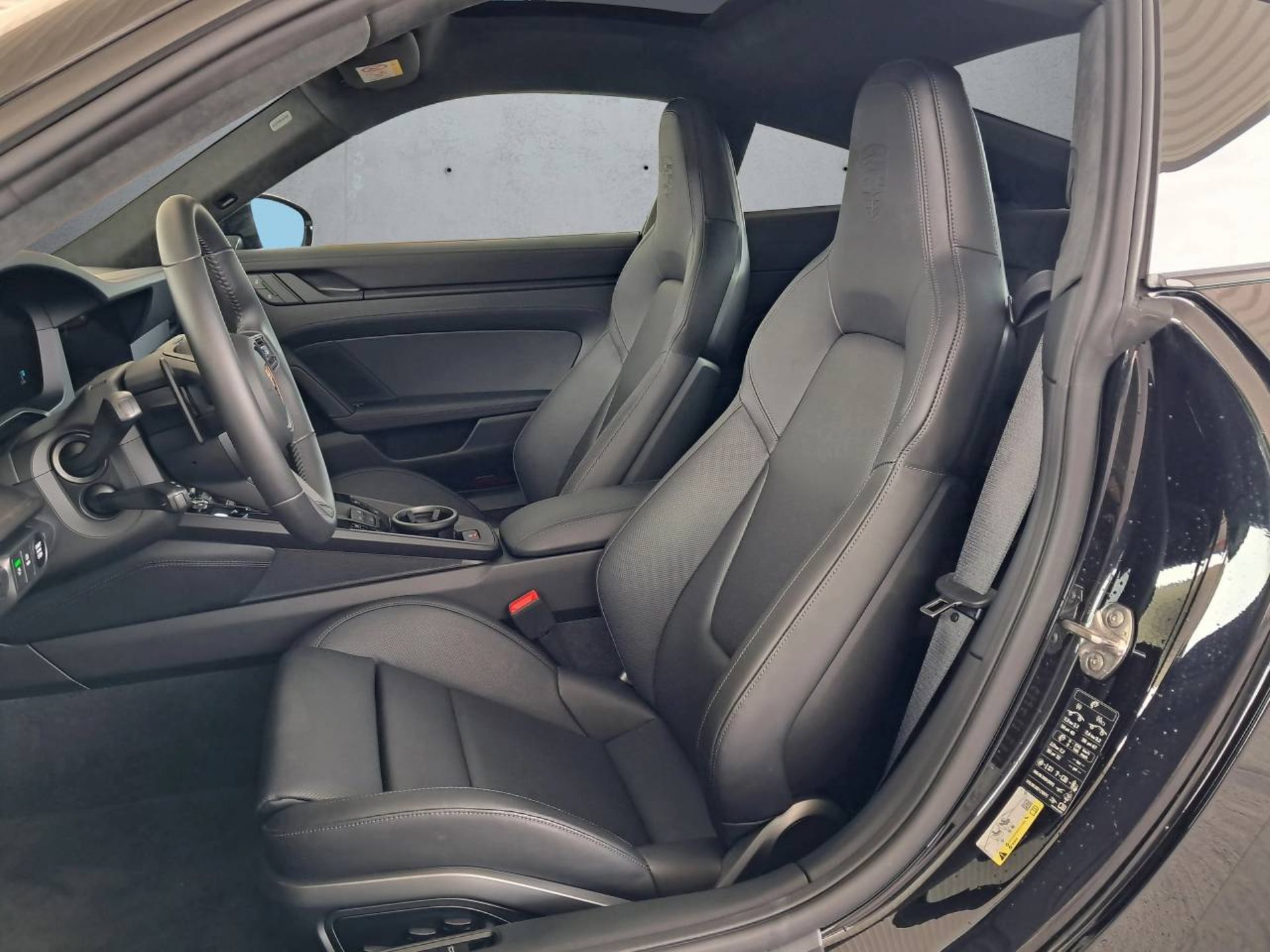 PORSCHE 911 Carrera 4 GTS-image-4