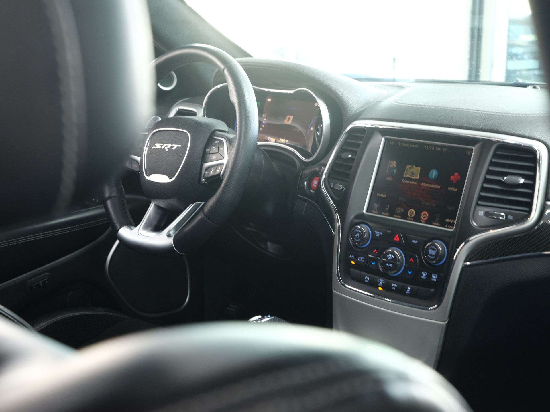 JEEP Grand Cherokee 6.4 V8 HEMI SRT8 Automatic *Harman & Kardon* *Panorama* *Rückfahrkamera*-image-27