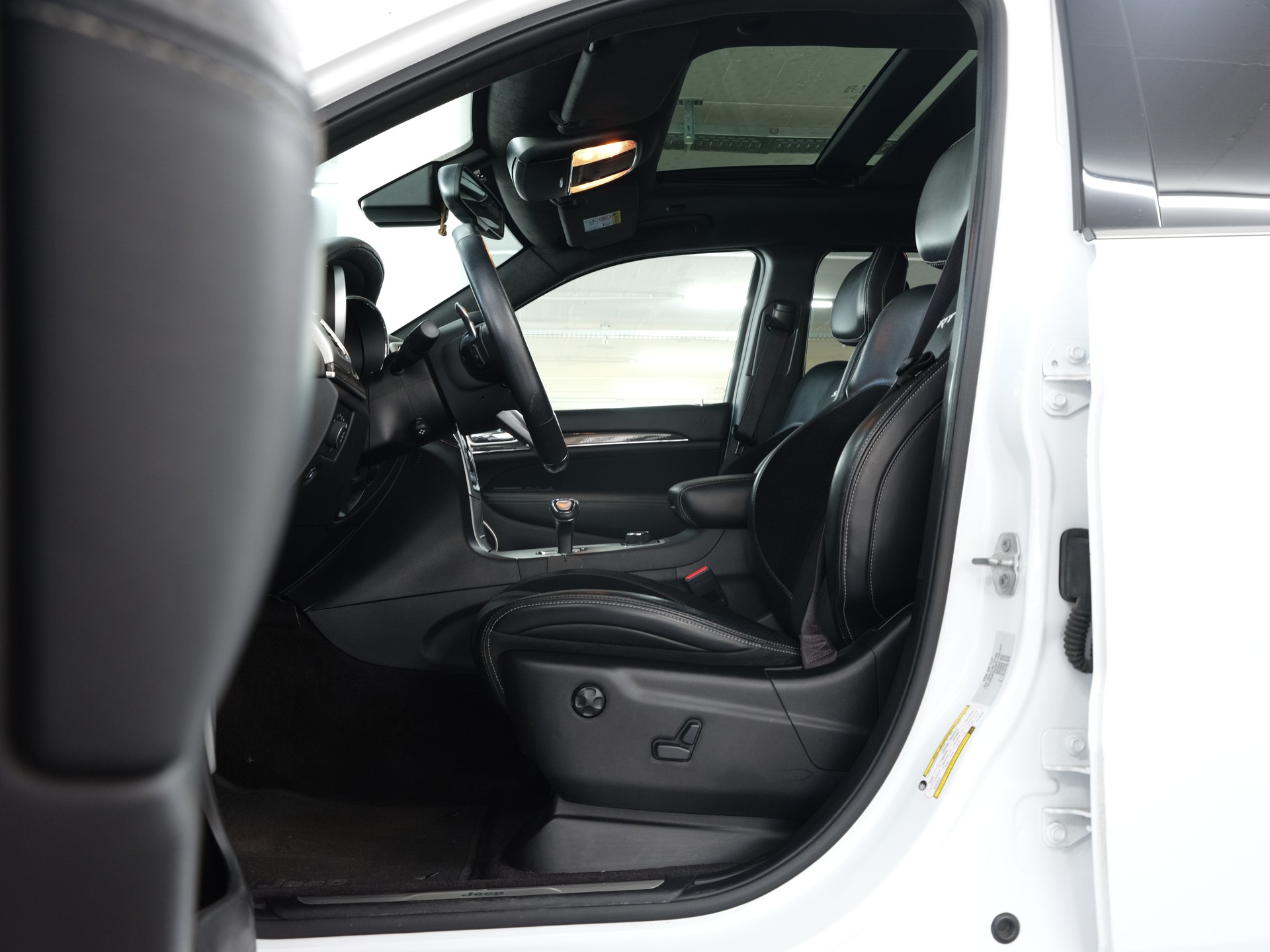 JEEP Grand Cherokee 6.4 V8 HEMI SRT8 Automatic *Harman & Kardon* *Panorama* *Rückfahrkamera*-image-19