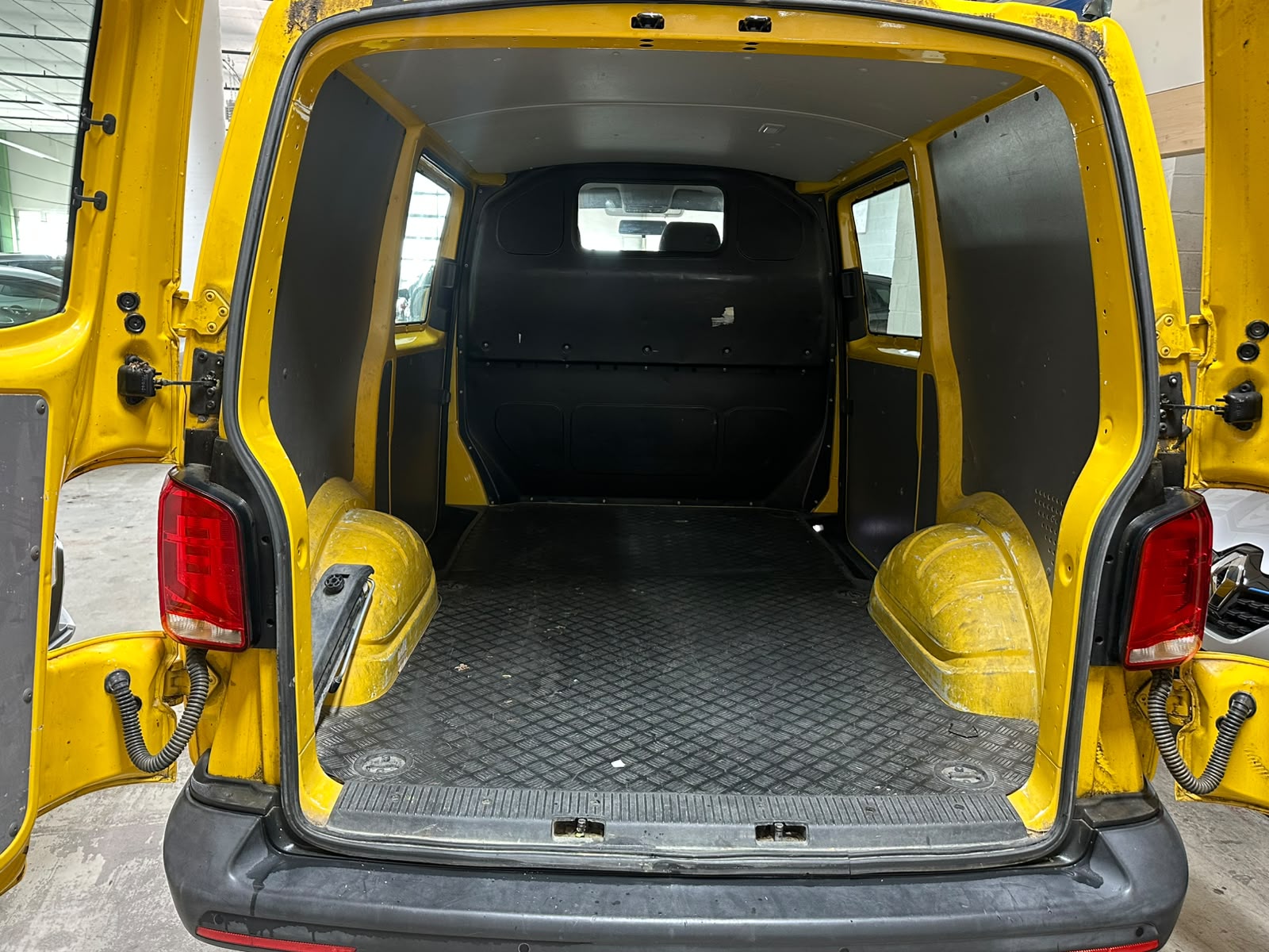 VW T6.1 2.0 TDI DSG-image-12