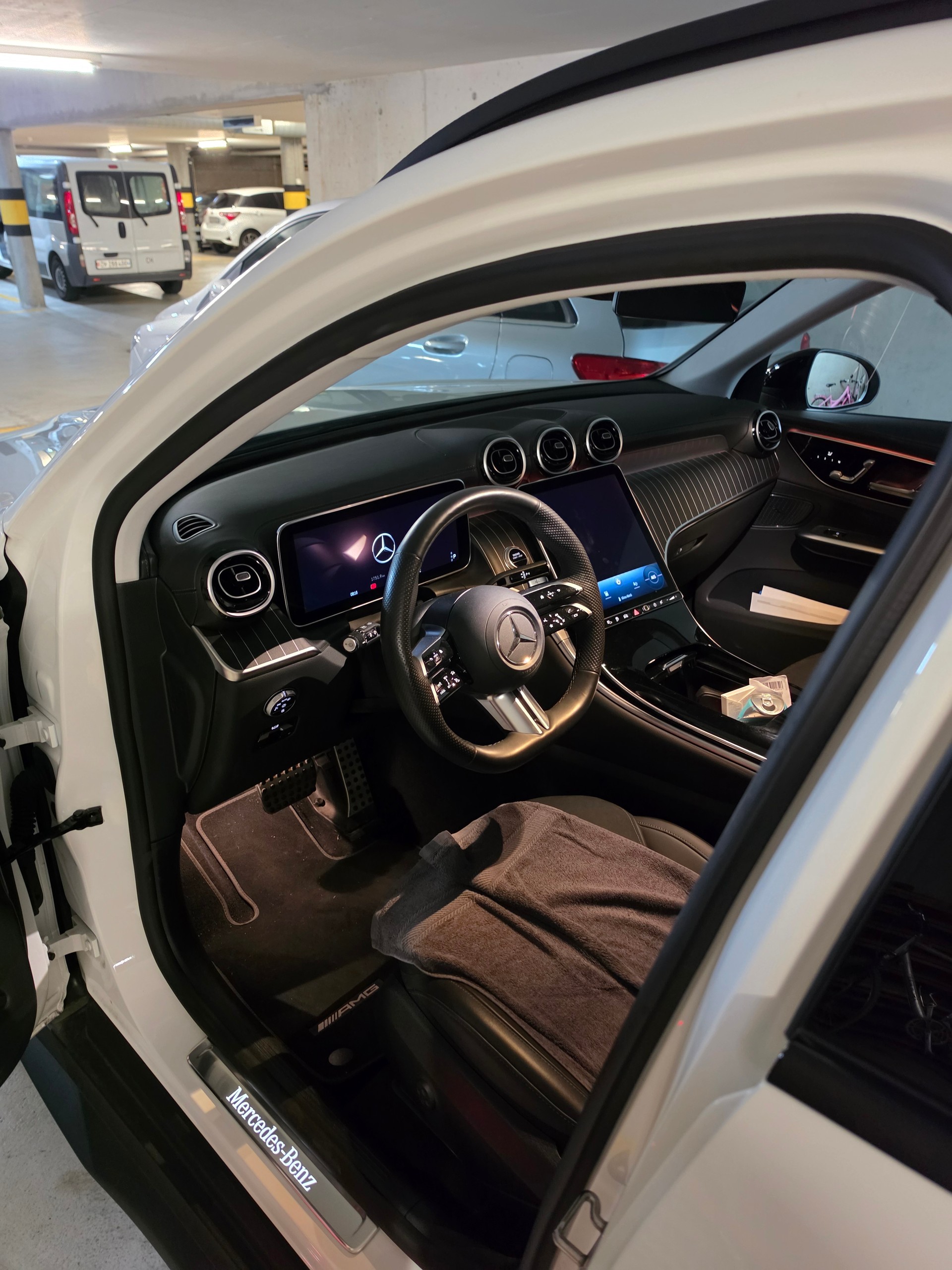 MERCEDES-BENZ GLC 300 e AMG Line 4matic-image-2