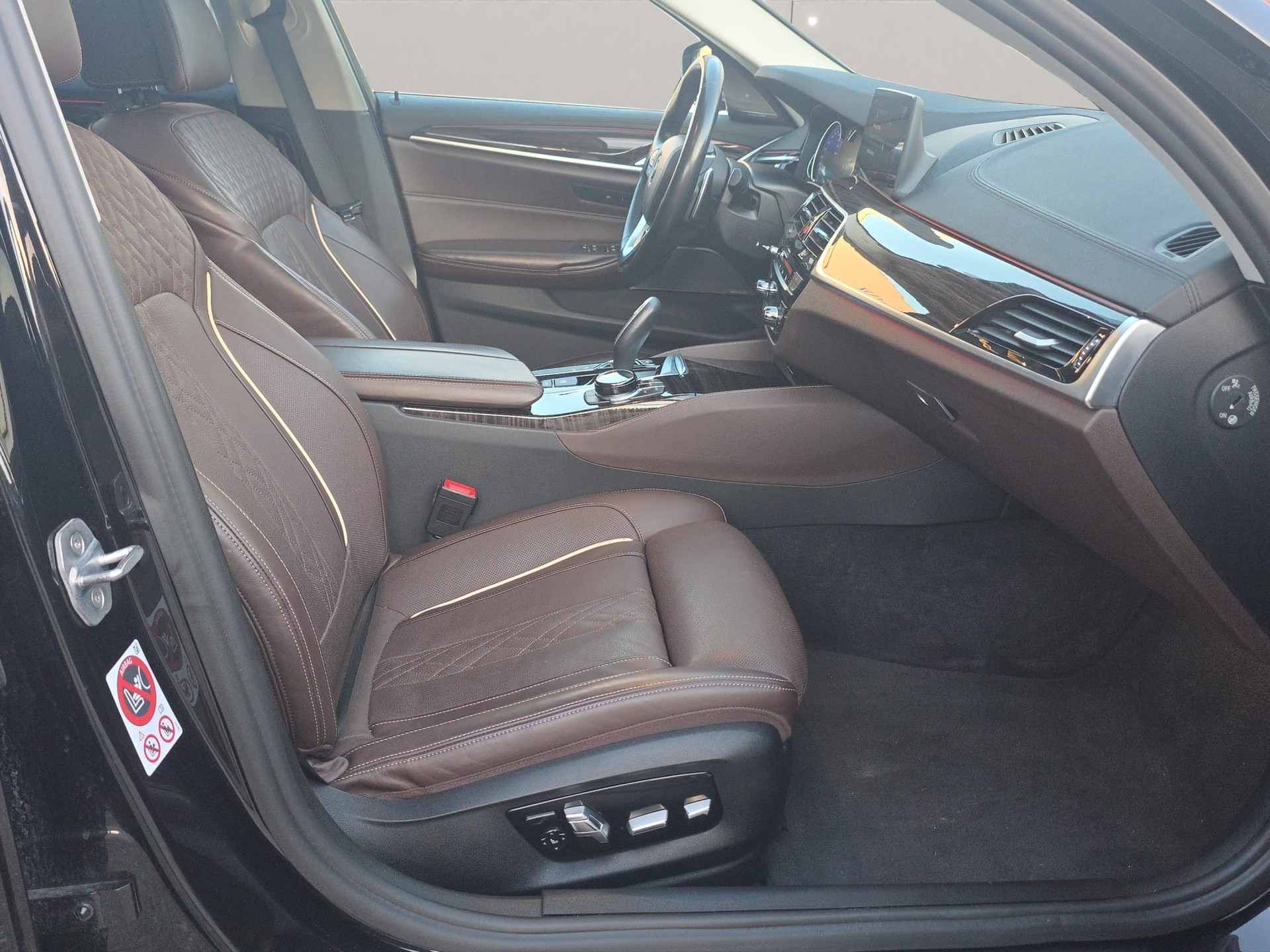 BMW 530d xDrive Touring Luxury Line Steptronic-image-12