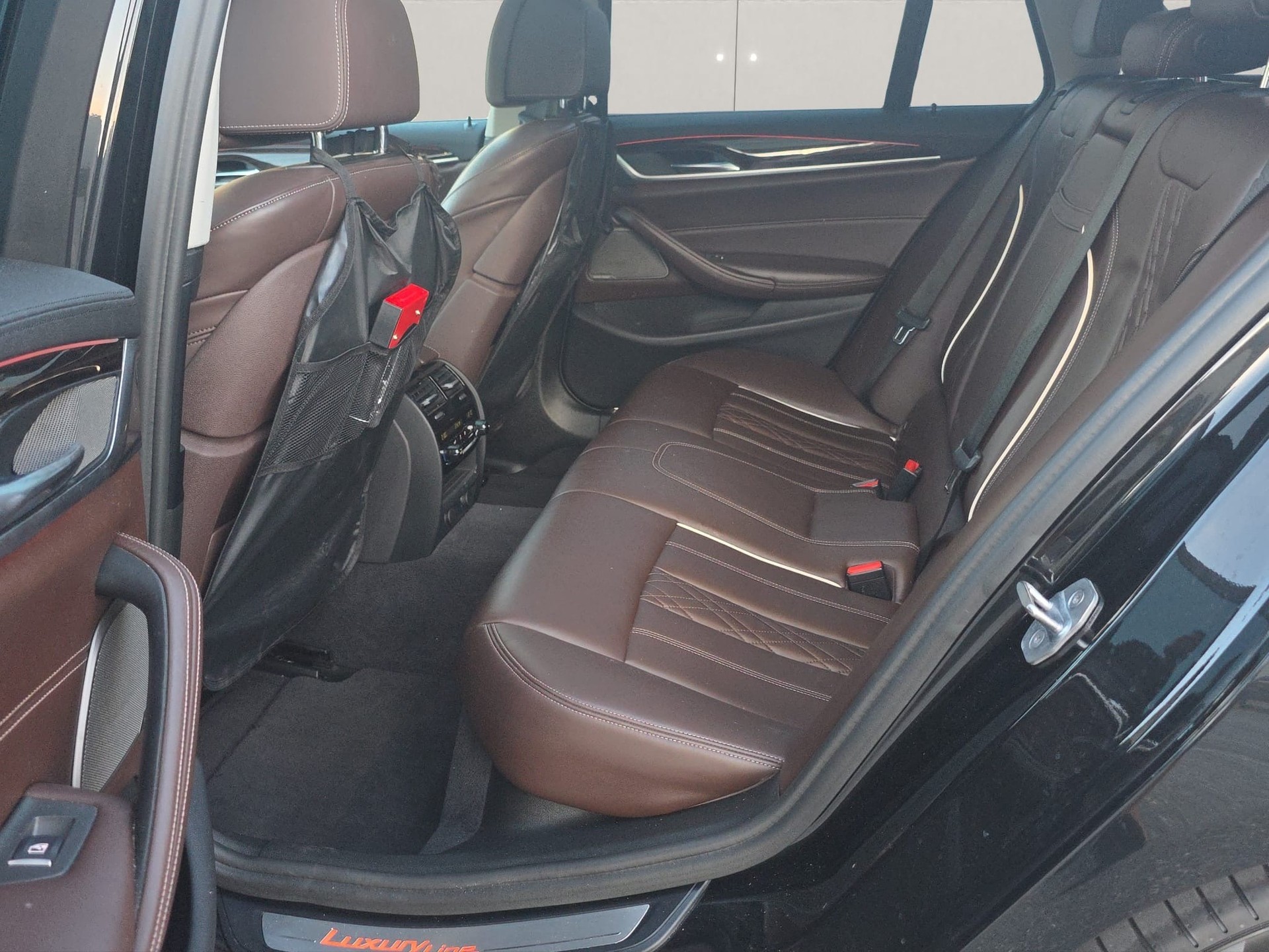 BMW 530d xDrive Touring Luxury Line Steptronic-image-9