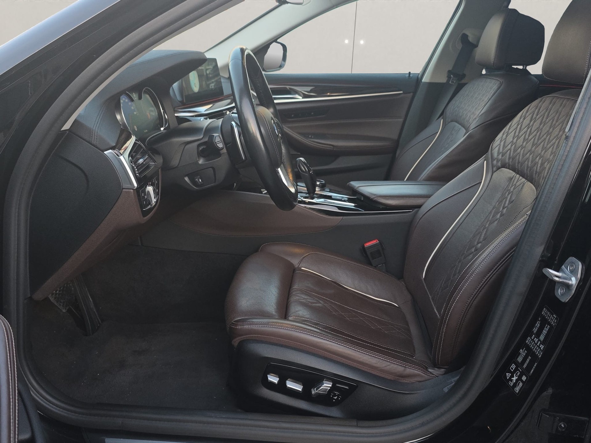 BMW 530d xDrive Touring Luxury Line Steptronic-image-8