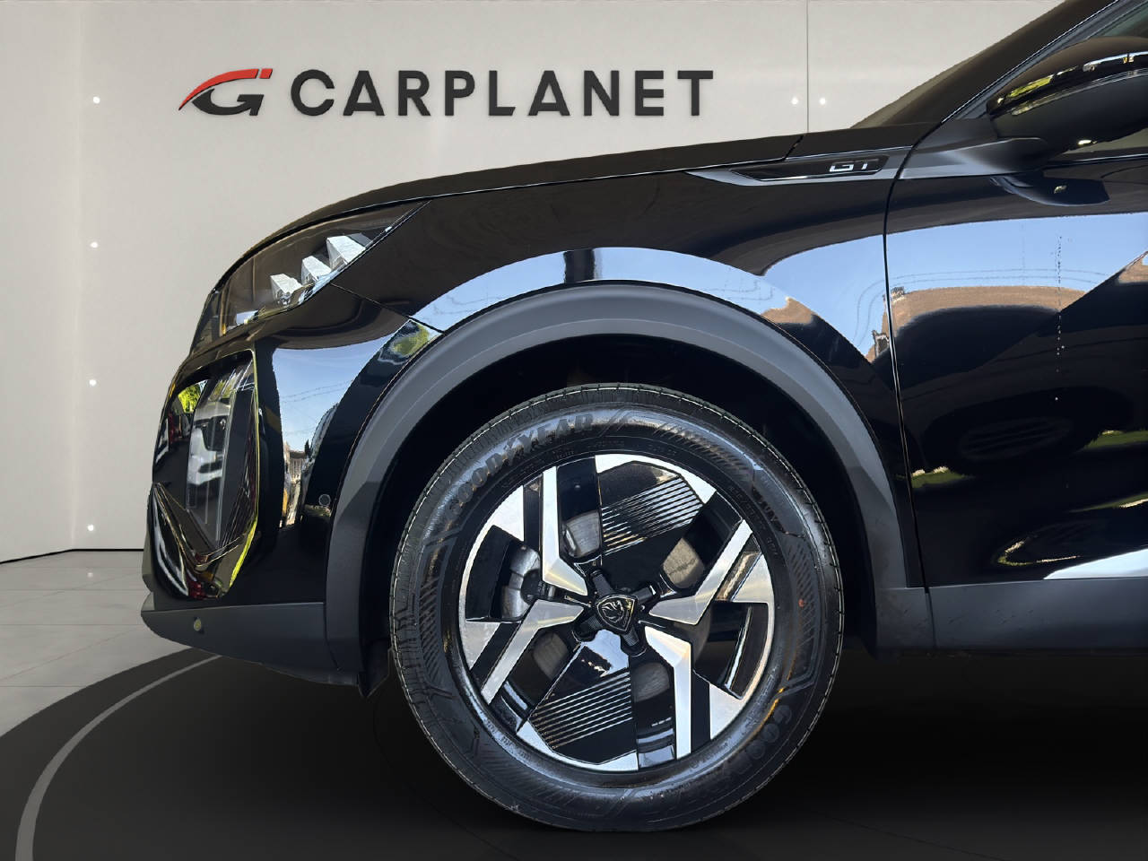 PEUGEOT 2008 1.2 Hybrid 145 PS GT-image-3