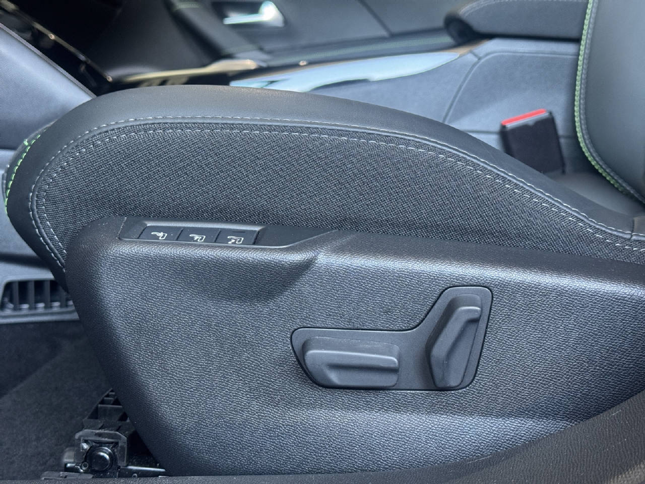 PEUGEOT 2008 1.2 Hybrid 145 PS GT-image-15