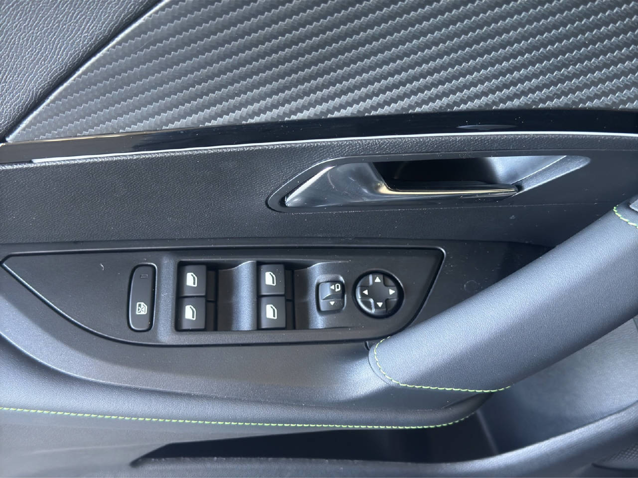 PEUGEOT 2008 1.2 Hybrid 145 PS GT-image-16