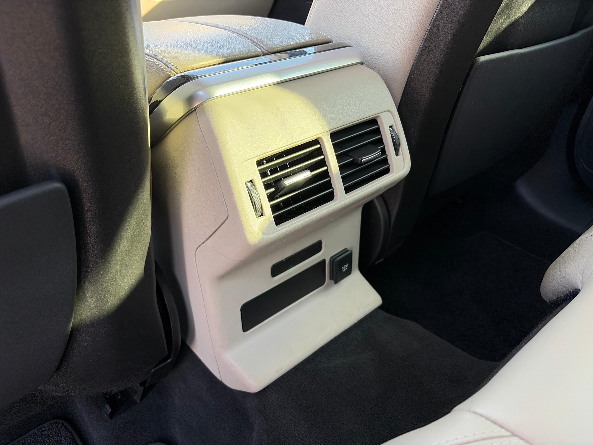 LAND ROVER Range Rover Velar 2.0 D 240 S-image-17