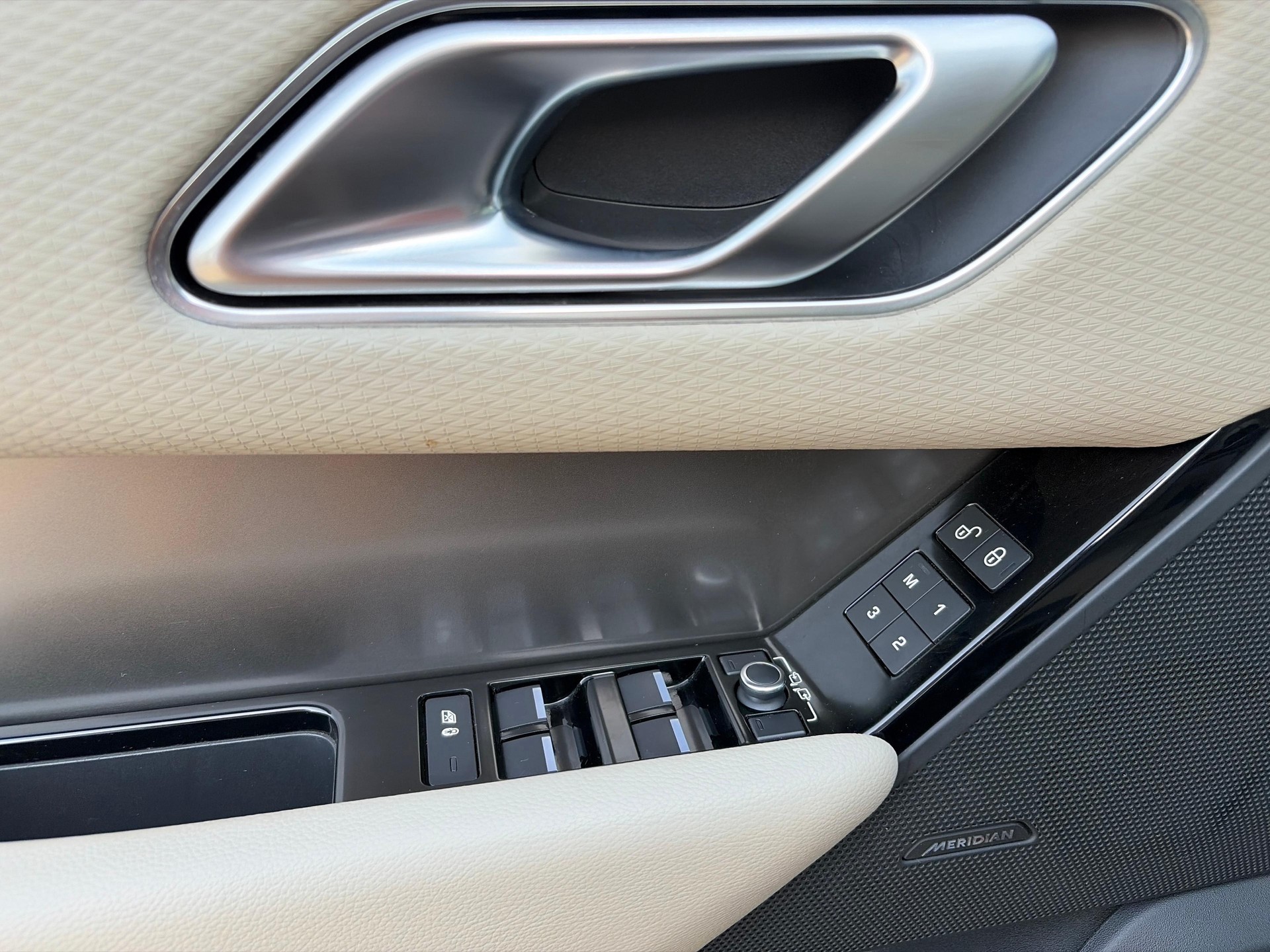 LAND ROVER Range Rover Velar 2.0 D 240 S-image-15