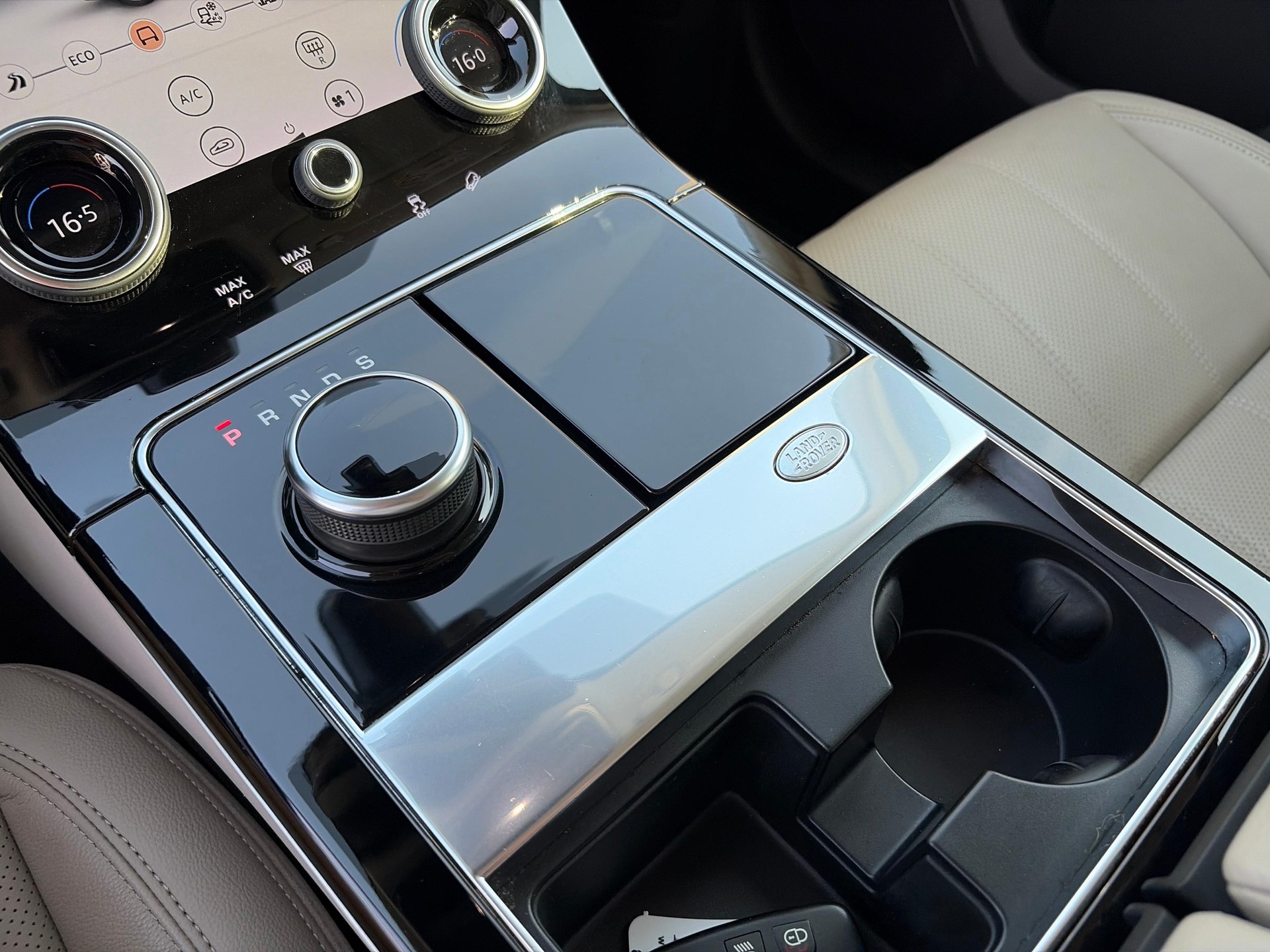 LAND ROVER Range Rover Velar 2.0 D 240 S-image-14