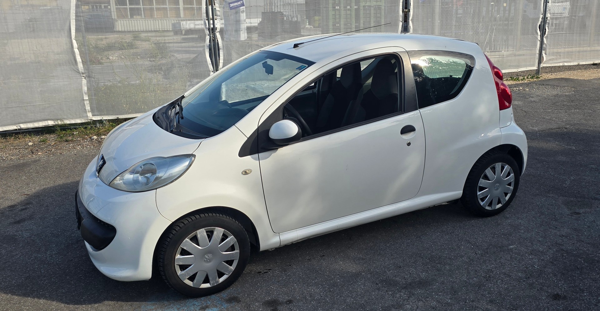 PEUGEOT 107 1.0 Trendy-image-0