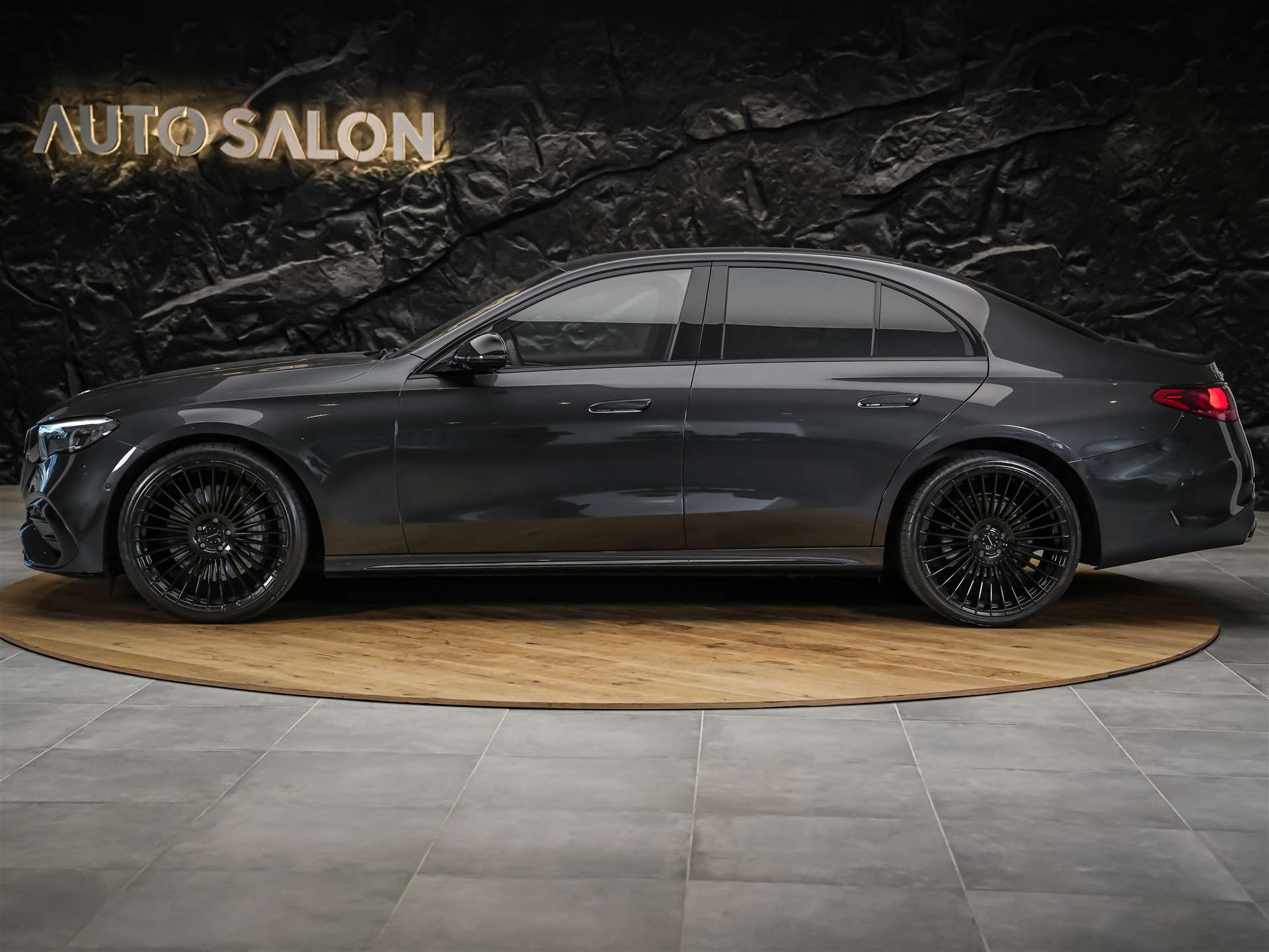MERCEDES-BENZ E 200 AMG Line 9G-Tronic *21" Felgen*-image-1